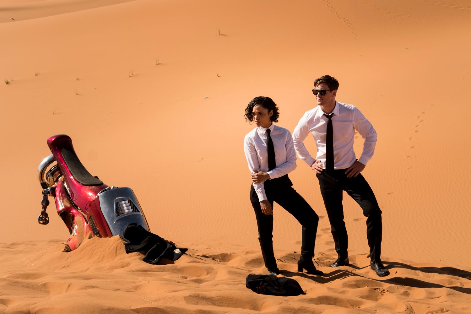 Chris Hemsworth and Tessa Thompson Posing in Desert in Men in Black International.jpg