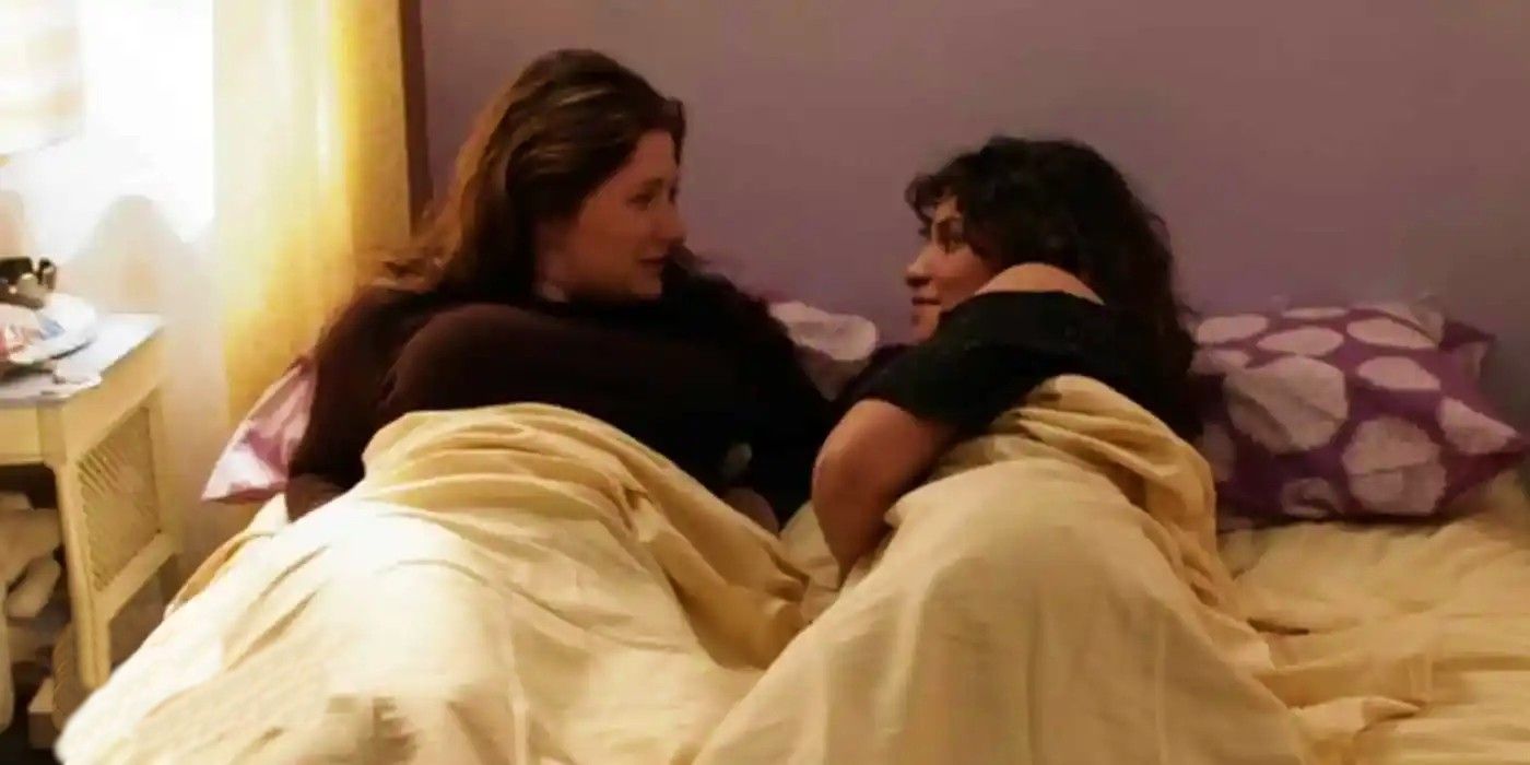Debbie in bed with Heidi in Shameless