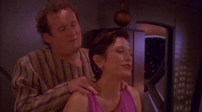 Chief O'Brien (Colm Meaney) gives Major Kira (Nana Visitor) a shoulder rub in Star Trek: Deep Space Nine