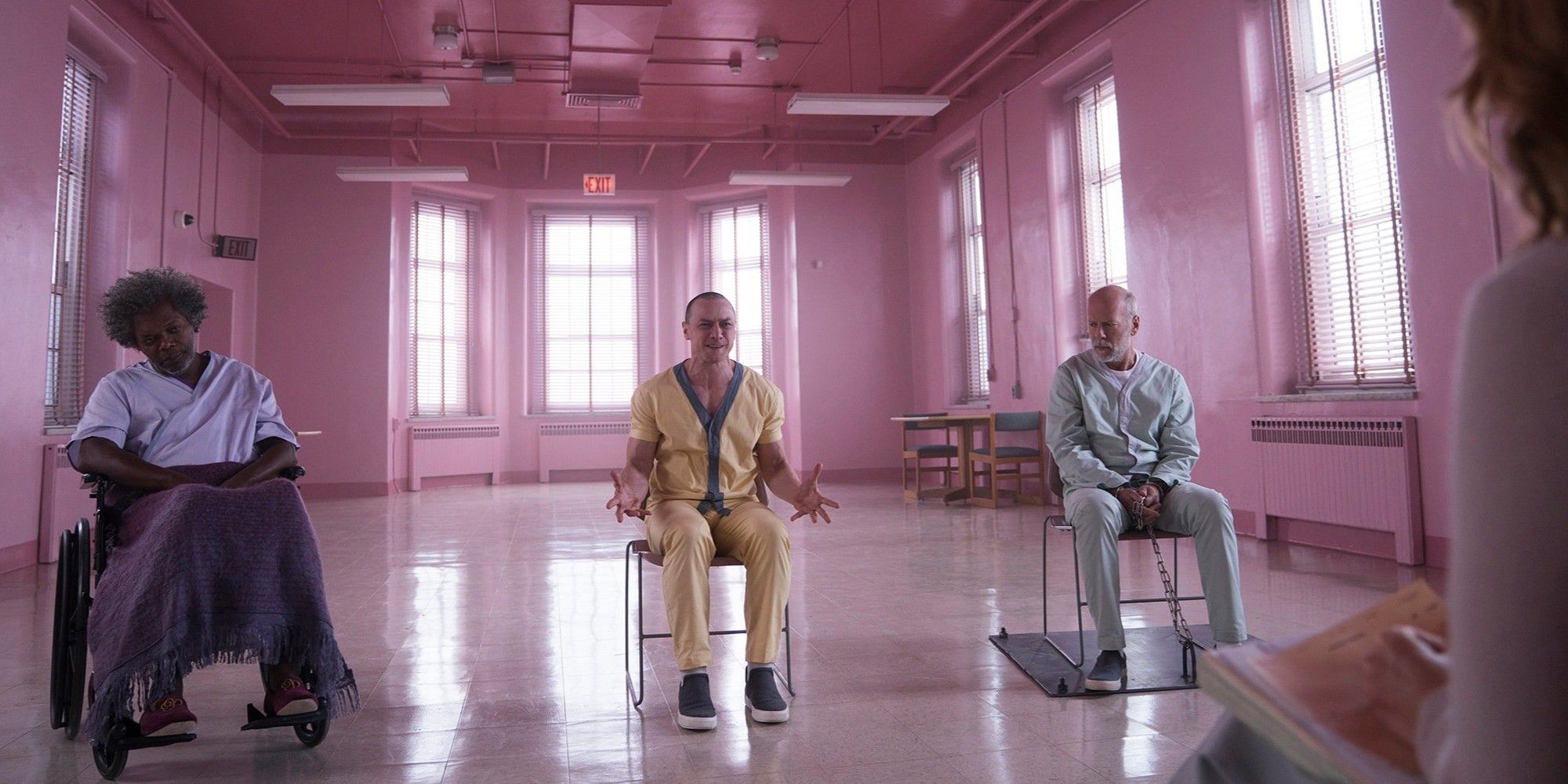 Elijah (Samuel L Jackson), Kevin (James McAvoy) e David (Bruce Willis) em um quarto rosa em Glass