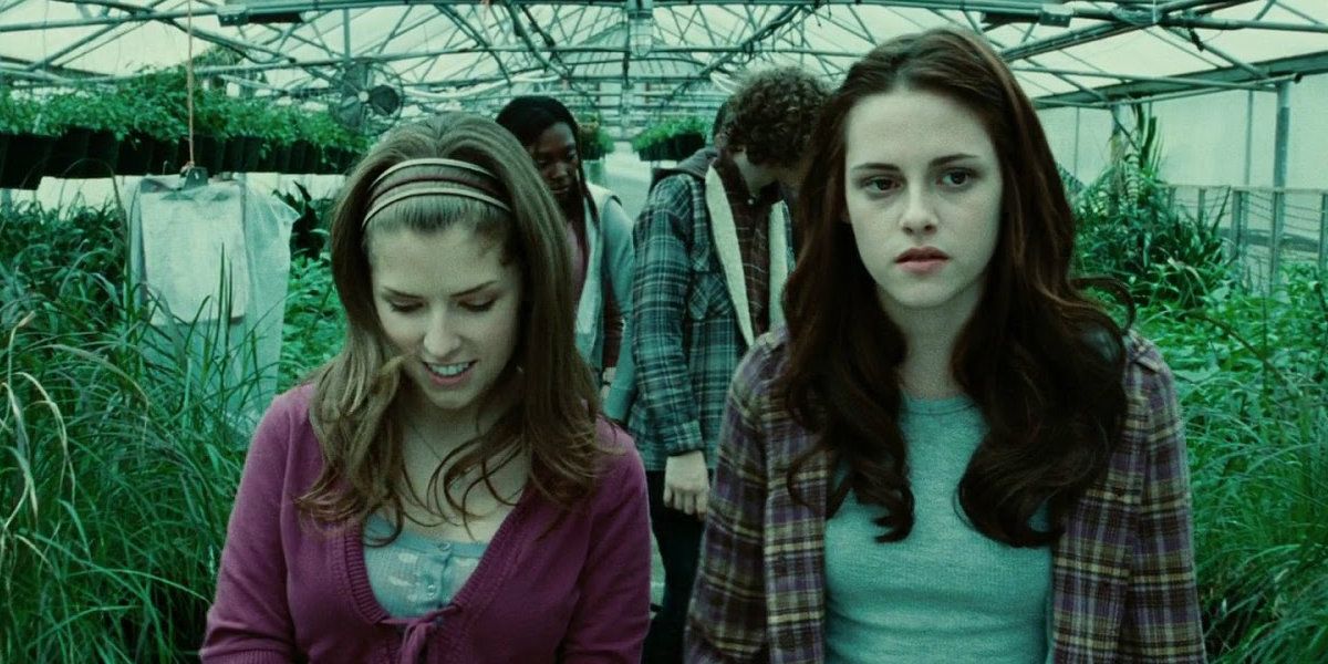 Jessica and Bella walking together in Twilight