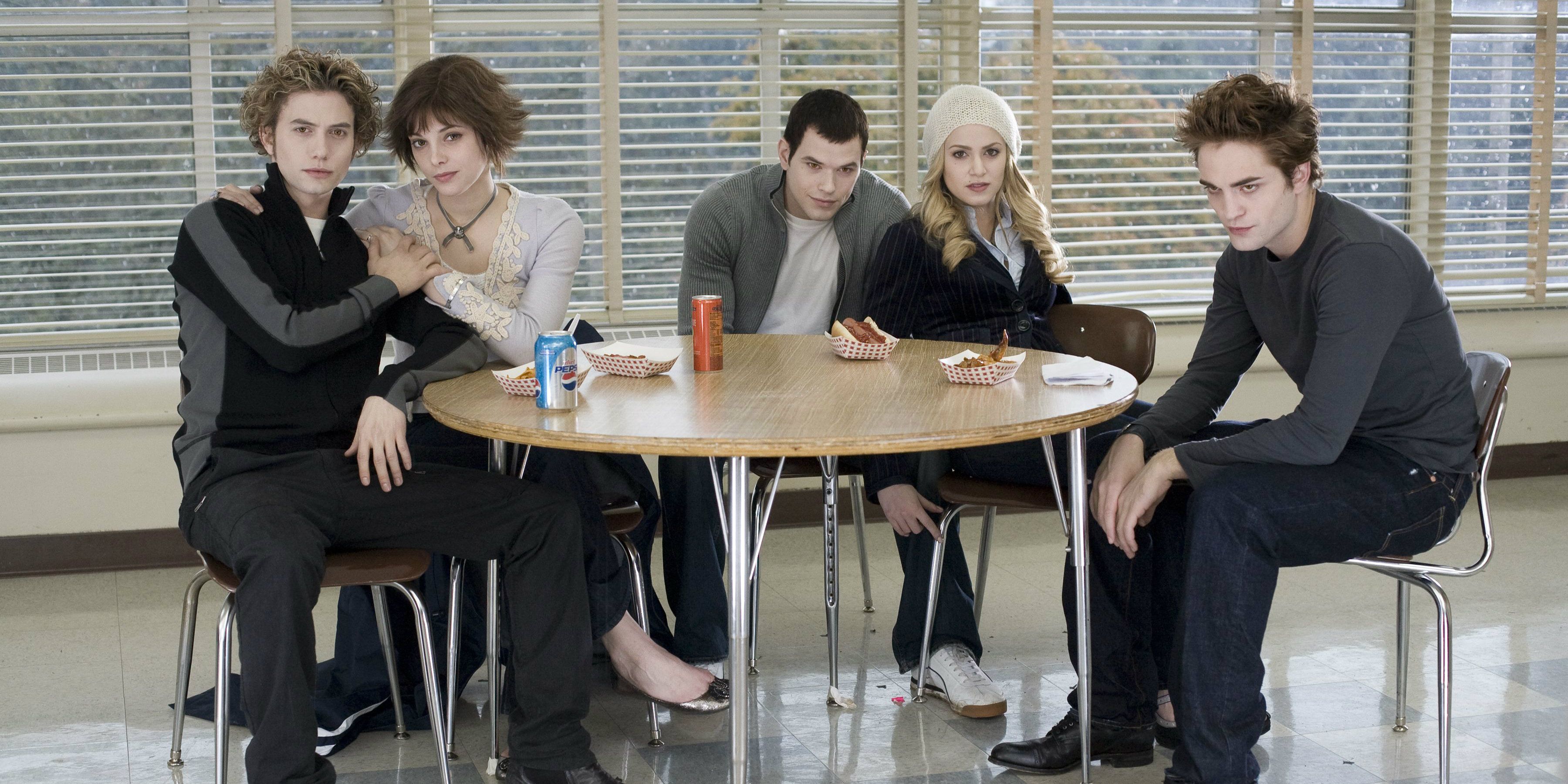 Cullen siblings sitting in cafeteria in Twilight.