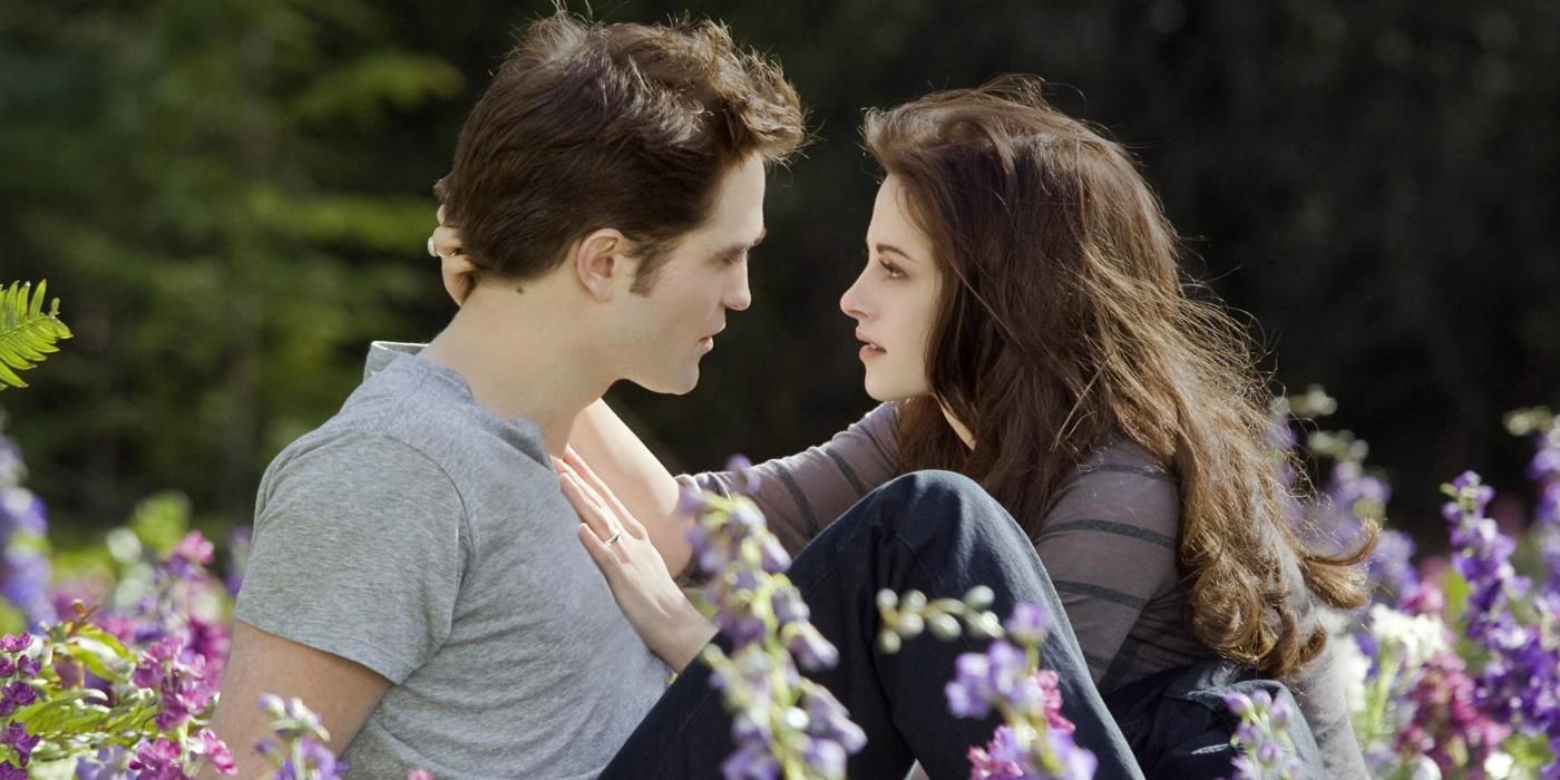 Edward e Bella sentados em um campo em Crepúsculo