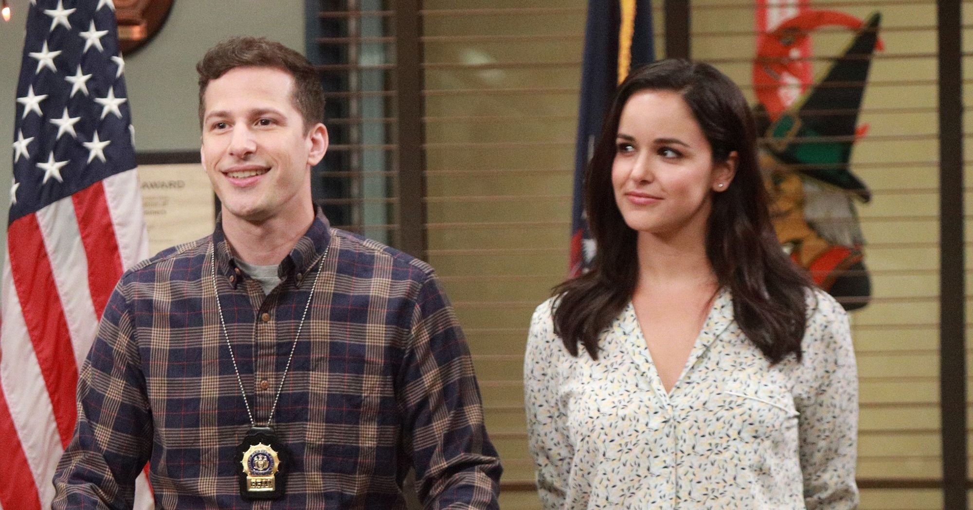 Amy olhando para Jake enquanto ele fala no Brooklyn Nine-Nine