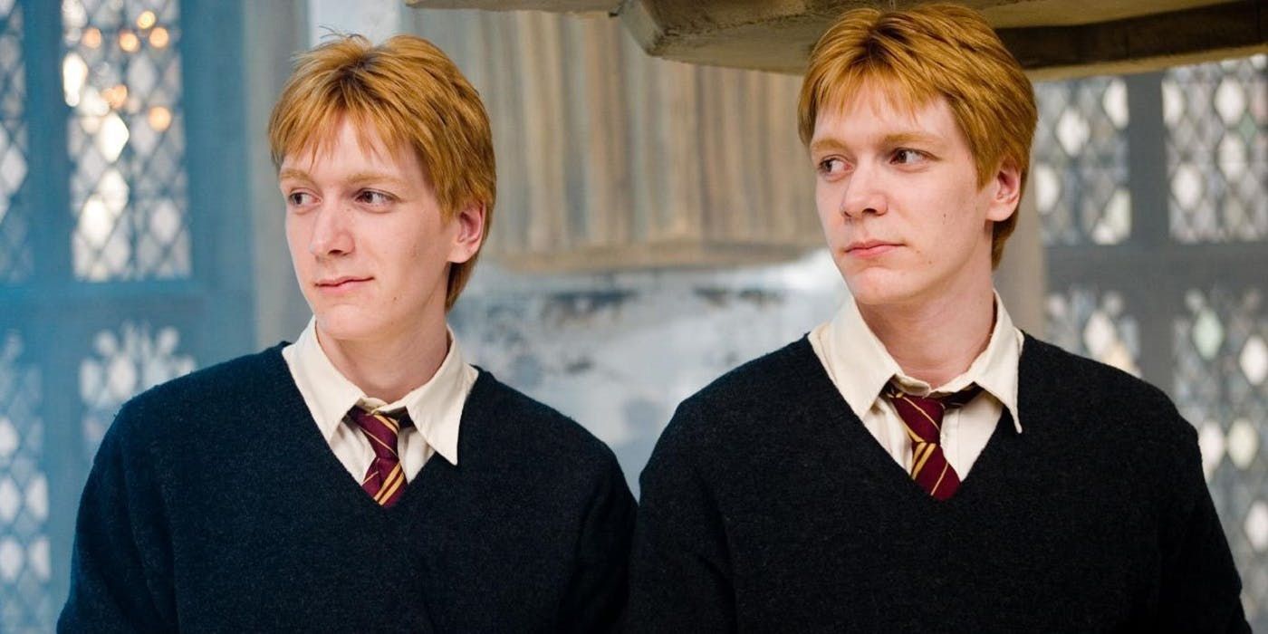 Fred (James Phelps) e George Weasley (Oliver Phelps) em Harry Potter