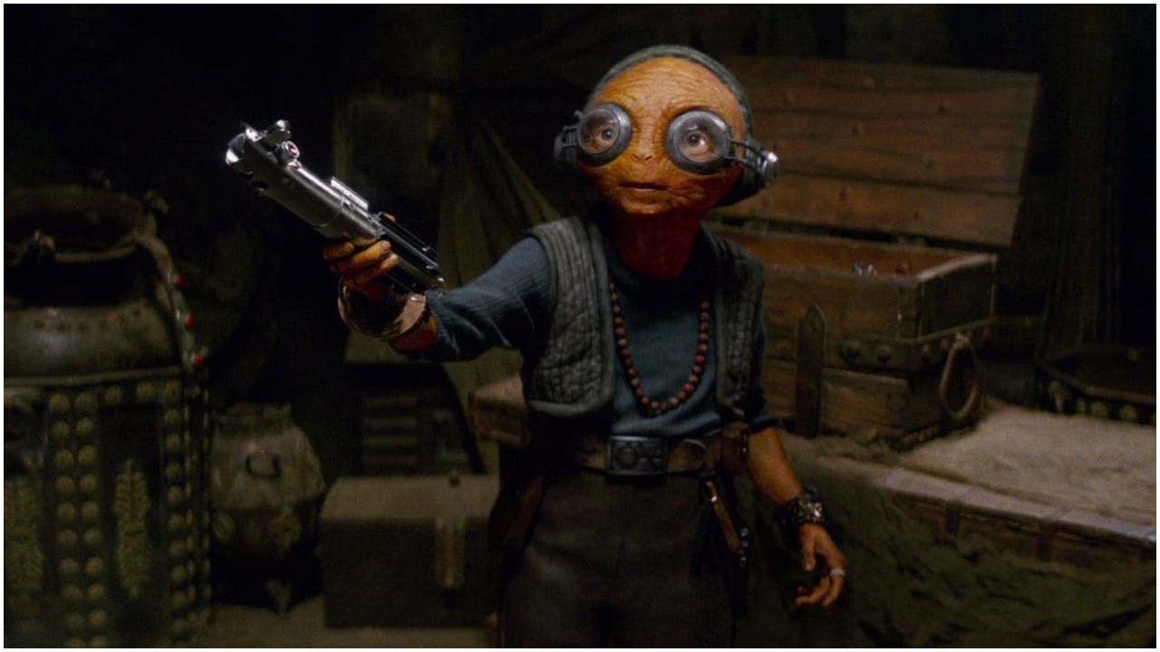 Maz-Kanata-with-Luke-Skywalkers-lightsaber
