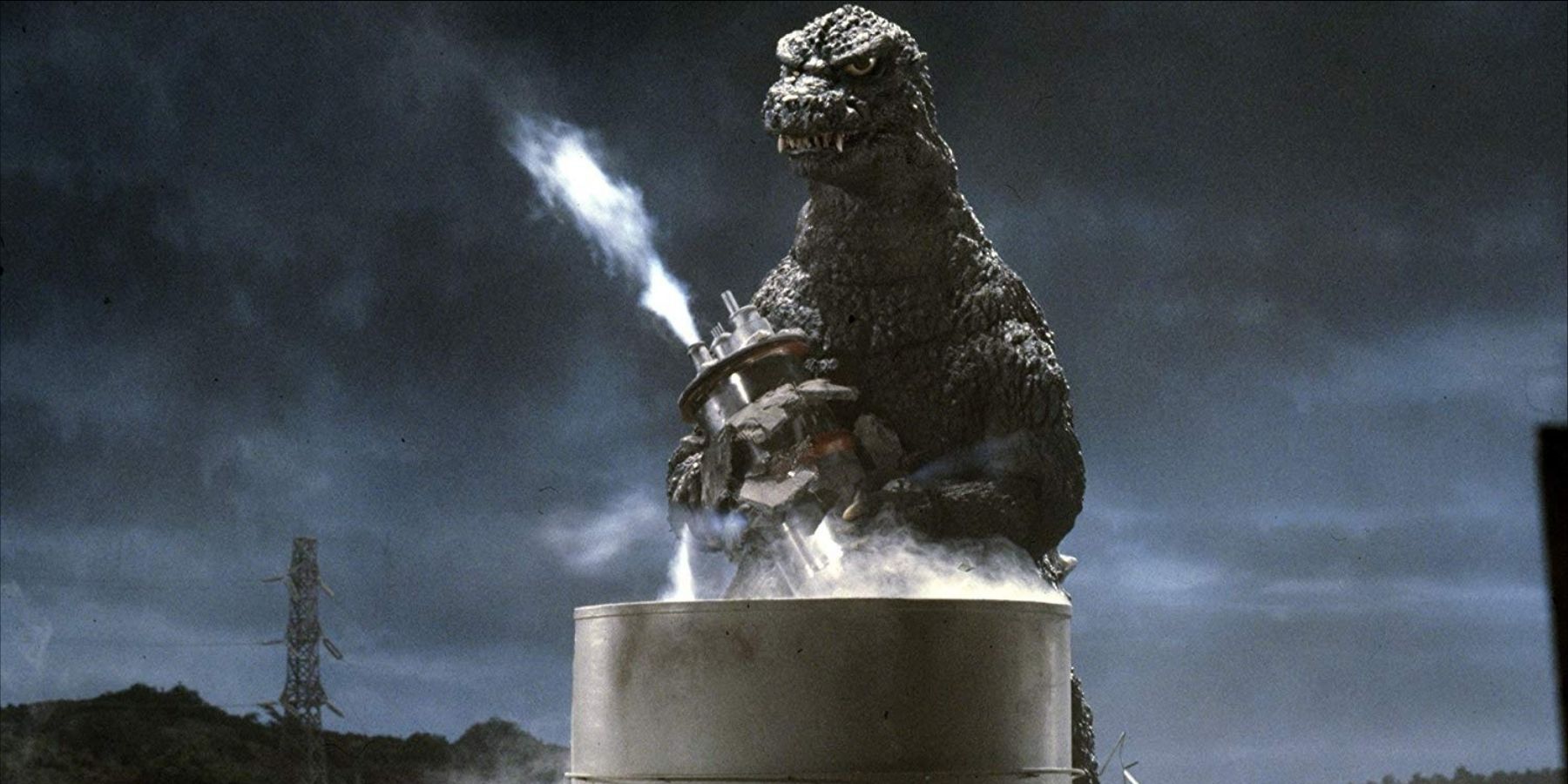 Godzilla atacando usina em Return of Godzilla