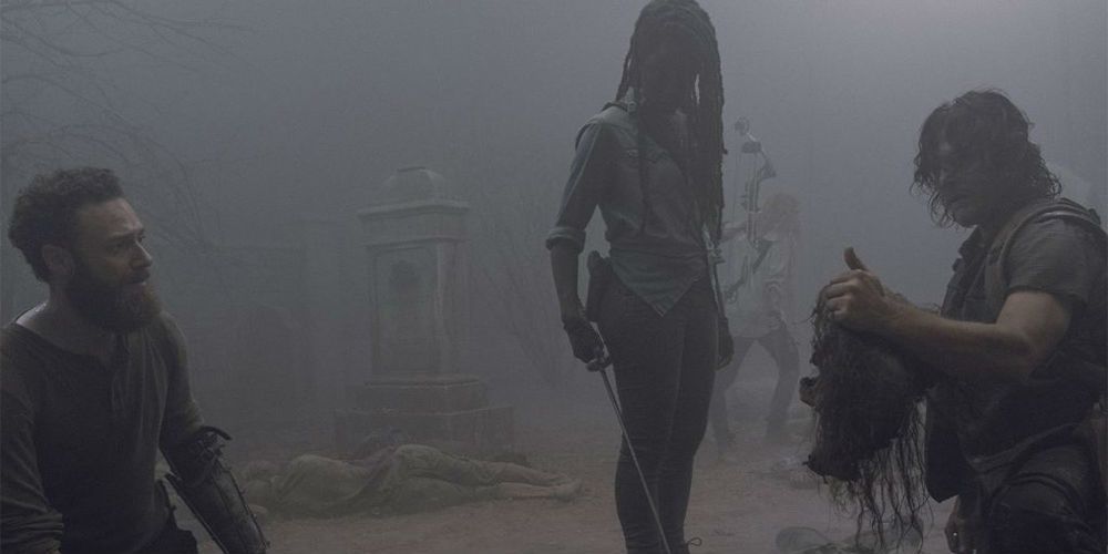 Aaron Michonne Daryl em um cemitério em The Walking Dead 