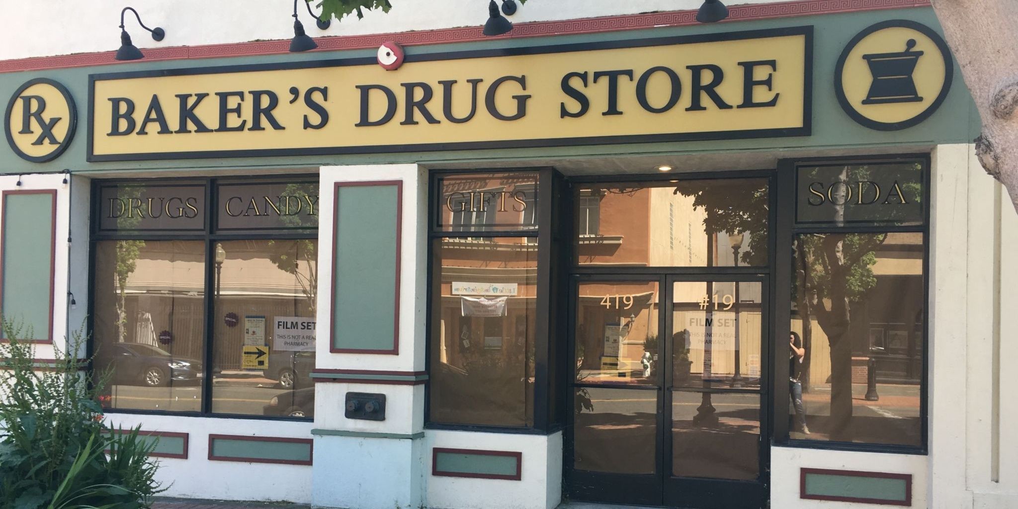 13 Reasons Why 15 Things Fans Choose To Ignore About The Show