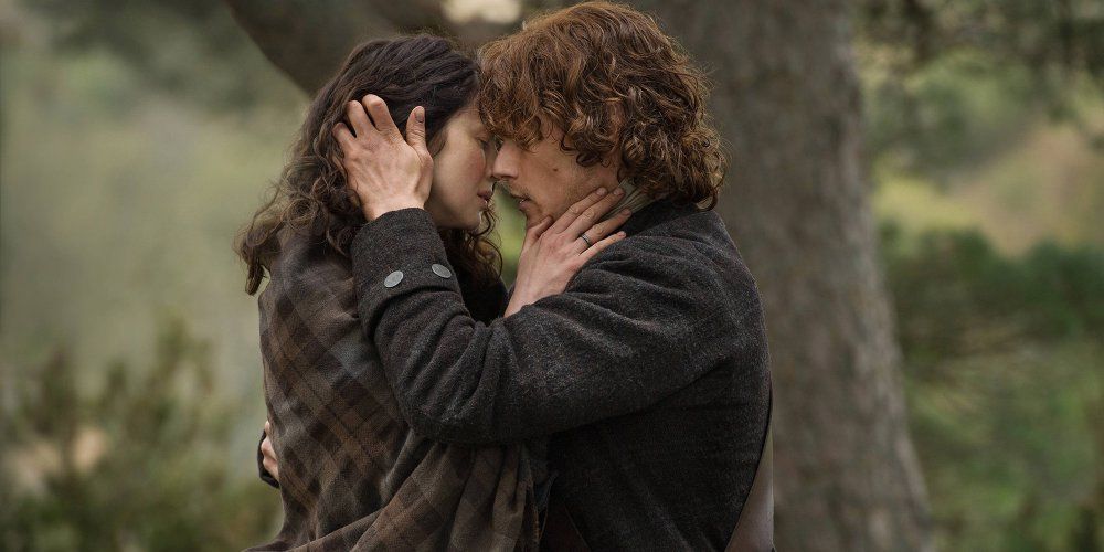 Claire and Jamie embrace and kiss.