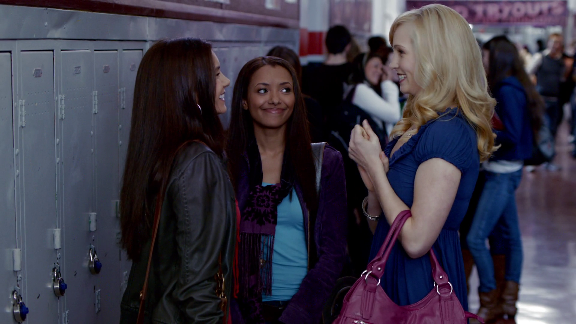 Elena, Bonnie and Caroline talking at school on The Vampire Diaries