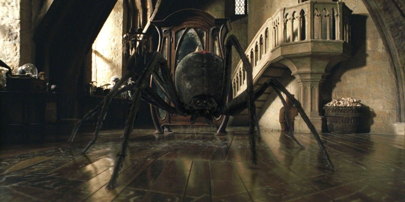 um bicho-papão transformado em aranha gigante na sala de aula de defesa contra as artes das trevas