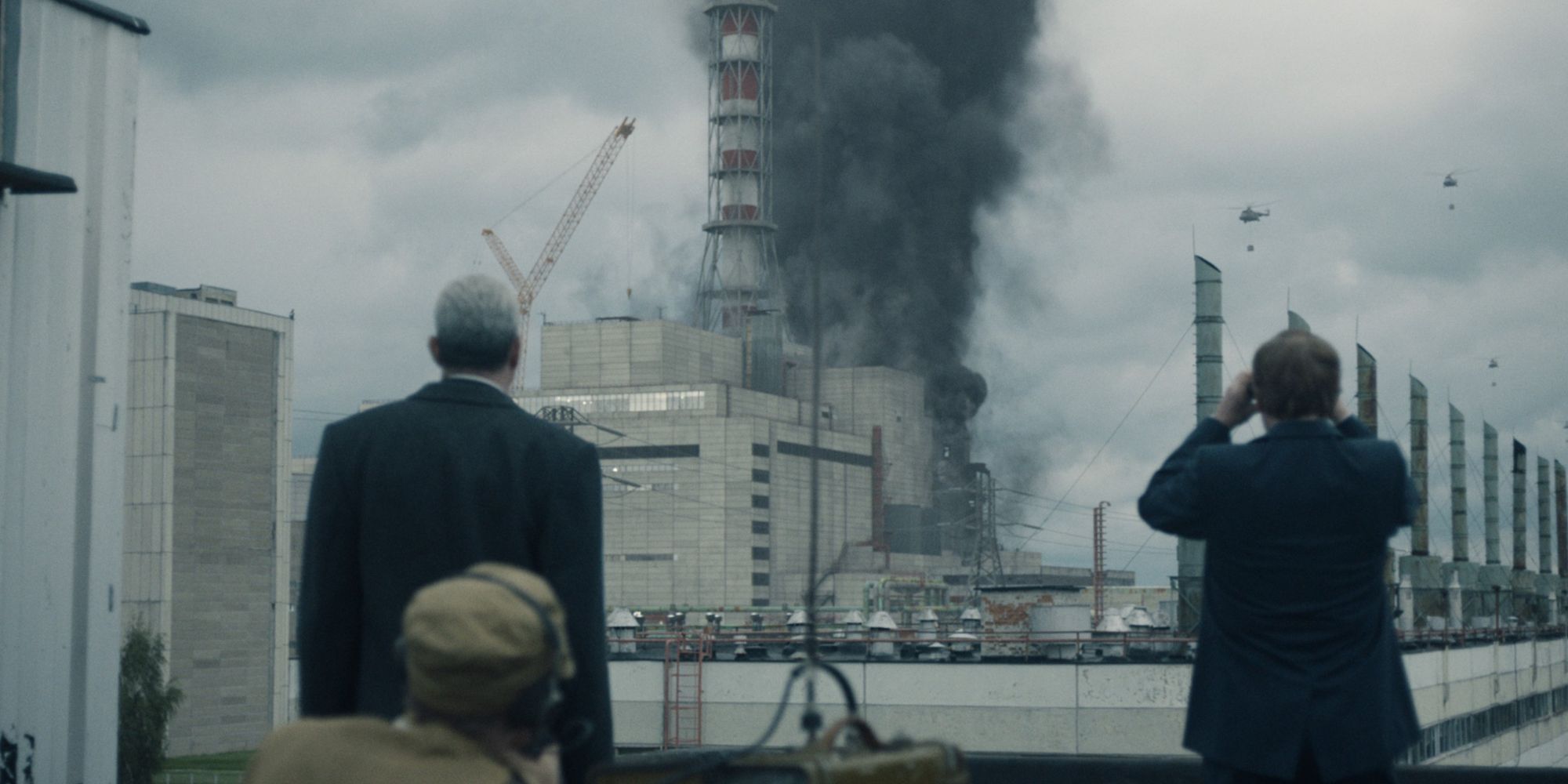 Dos hombres observan la explosión de la planta de Chernobyl en Chernobyl.