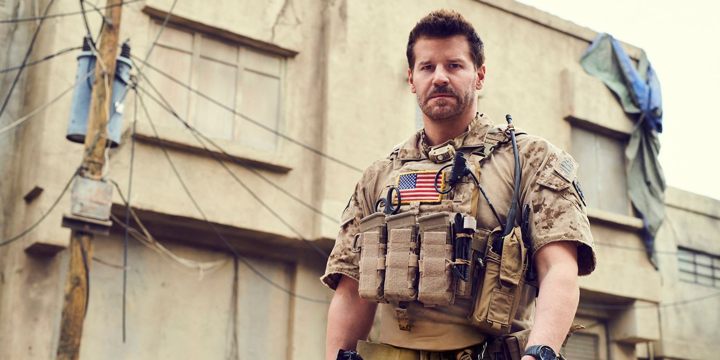 David Boreanaz olha para baixo enquanto usa equipamento inteligente do SEAL Team