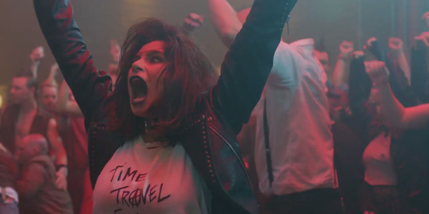 Crazy Jane dança em uma boate em Doom Patrol