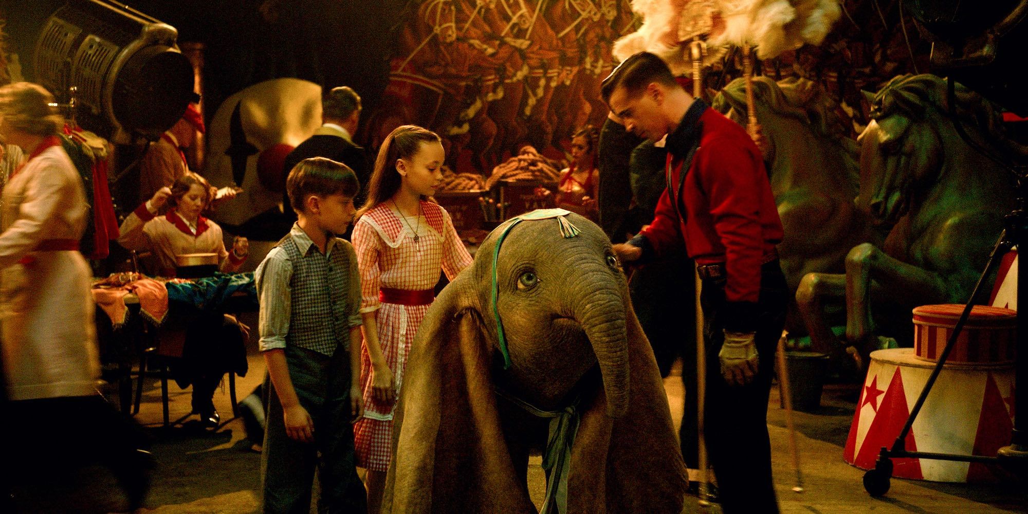 Finley Hobbins, Nico Parker e Colin Farrell em Dumbo