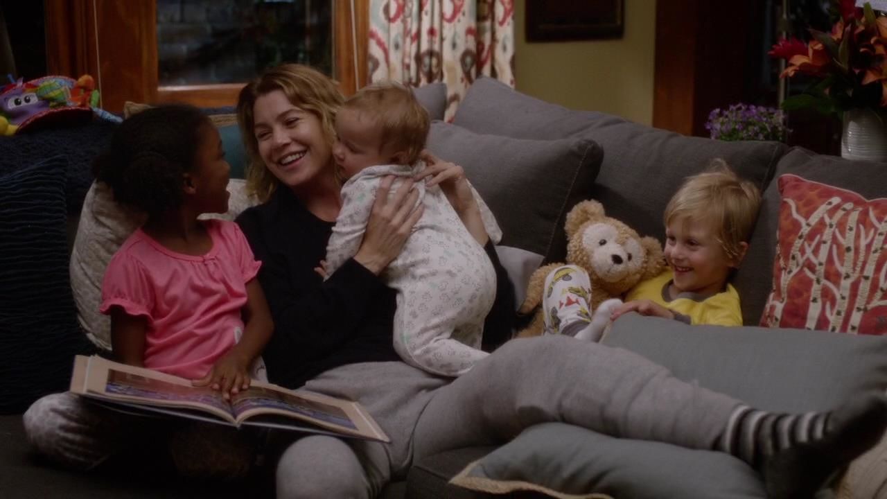 Meredith with children in Grey&rsquo;s Anatomy