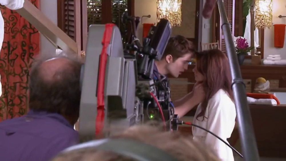 Robert Pattinson Kristen stewart shooting a scene