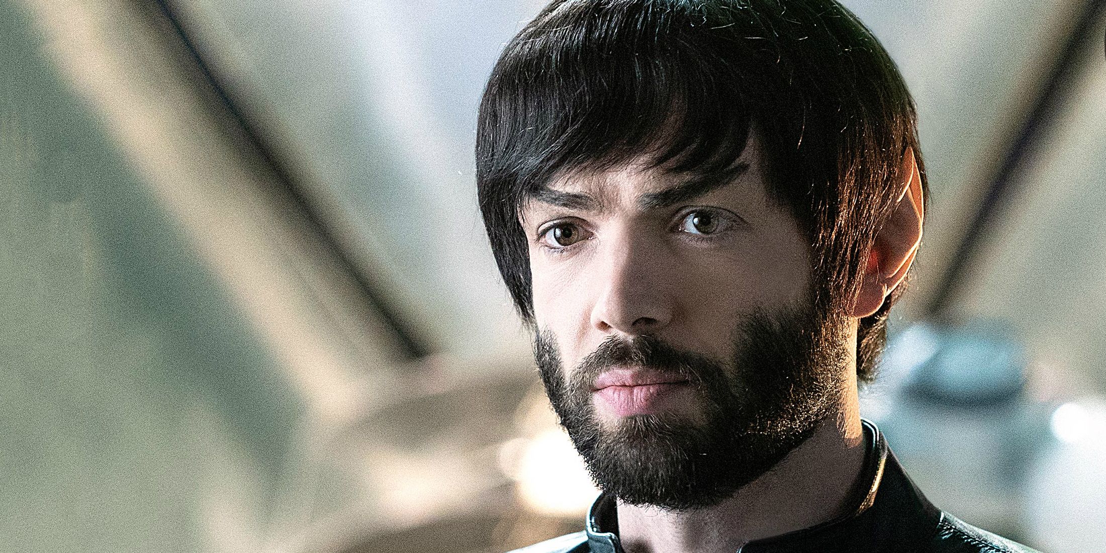 star-trek-discovery-spock-revealed-with-no-beard-in-enterprise-uniform
