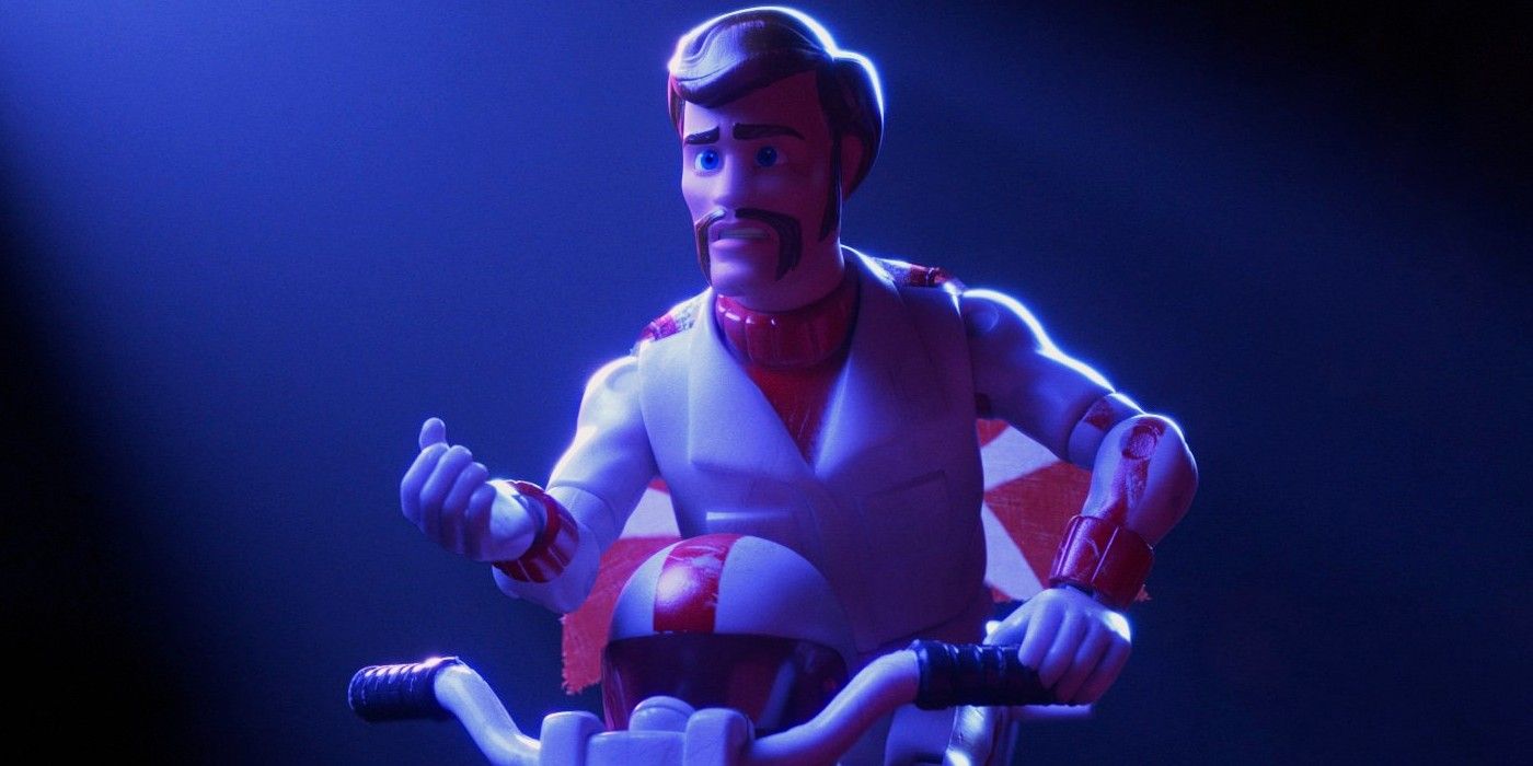 Duke Kaboom conduce una motocicleta en Toy Story 4