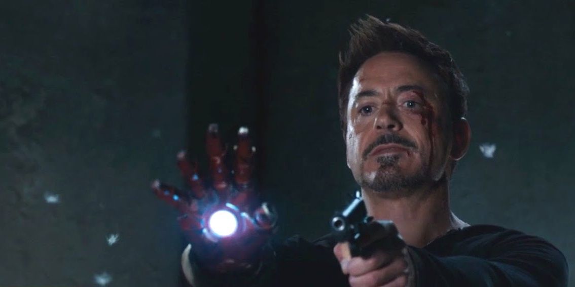 Tony Stark mirando uma arma em Homem de Ferro 3