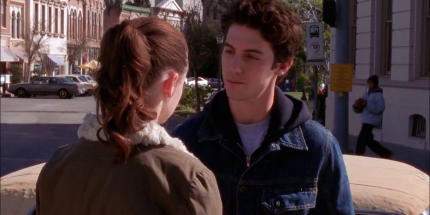 Jess and Rory talking closely outside on Gilmore Girls