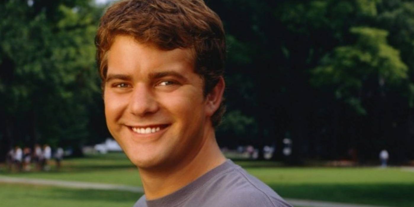 Joshua Jackson smiles at the camera as Pacey in Dawson's Creek 