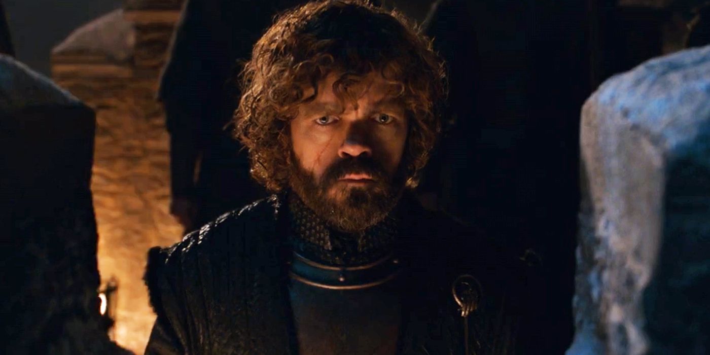Tyrion parecendo sério à luz da tocha