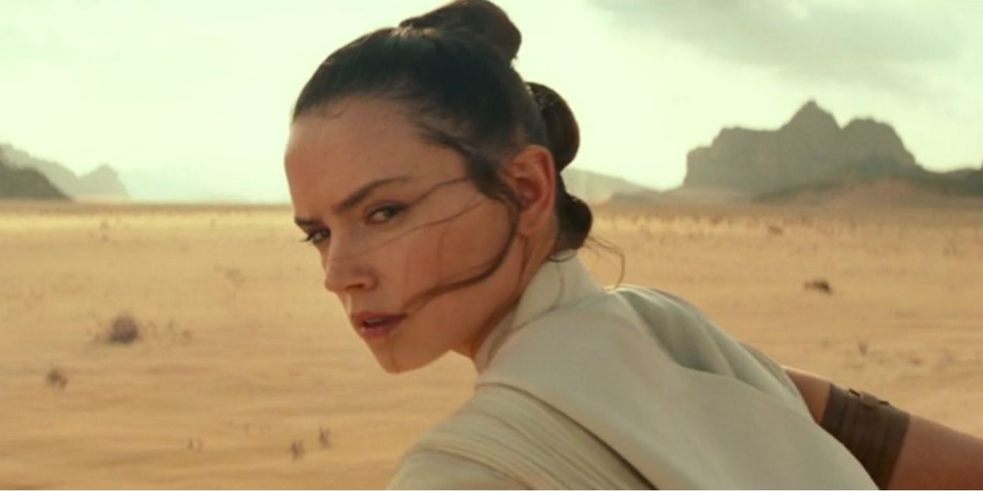 Rey looks over her shoulder in the desert in Star Wars: Rise Of Skywalker
