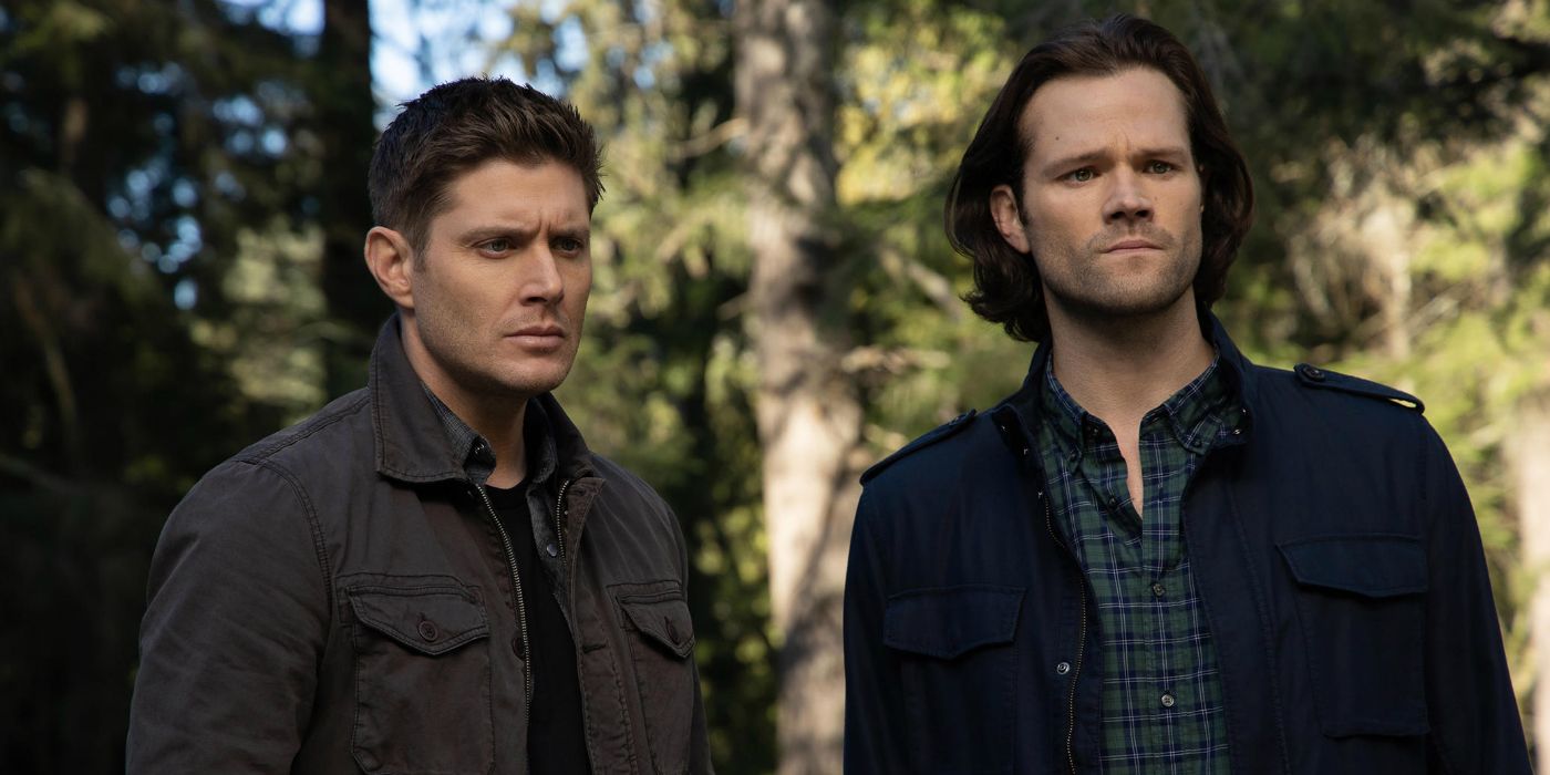 Dean e Sam olhando surpresos do lado de fora em Supernatural