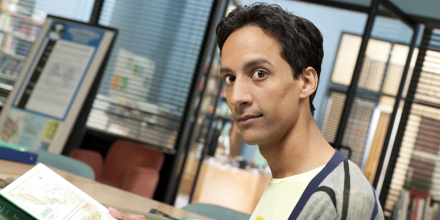 Abed mira a la cámara en Community