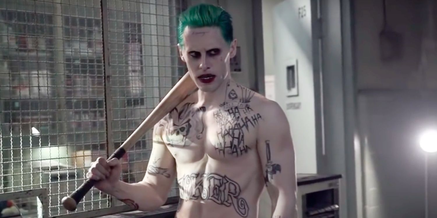 Joker sin camisa con un bate de béisbol en una escena eliminada de Suicide Squad