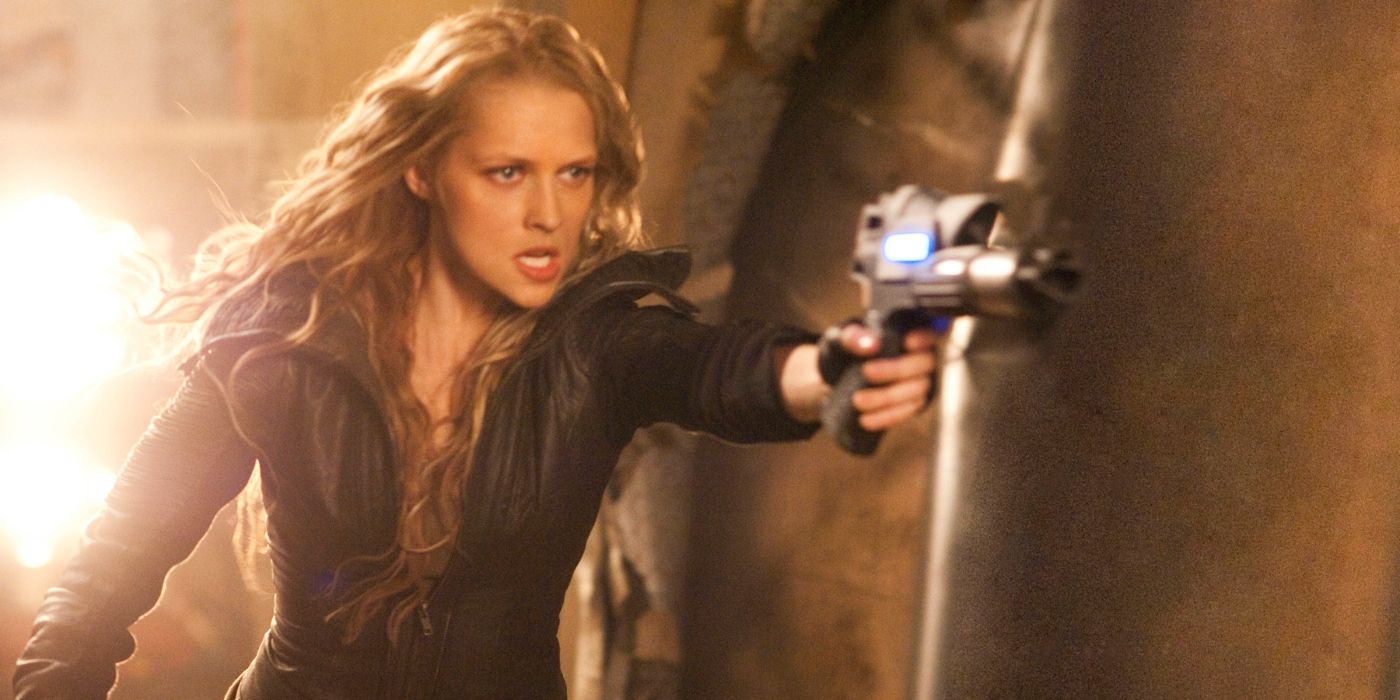 Teresa Palmer como Número Seis segurando uma arma em Eu sou o Número Quatro.