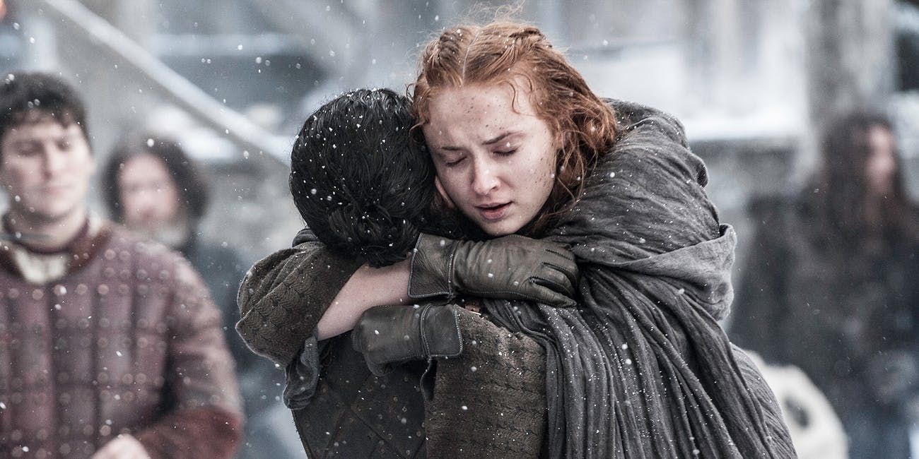 Sansa e Jon se abraçam em Castle Black em Game of Thrones