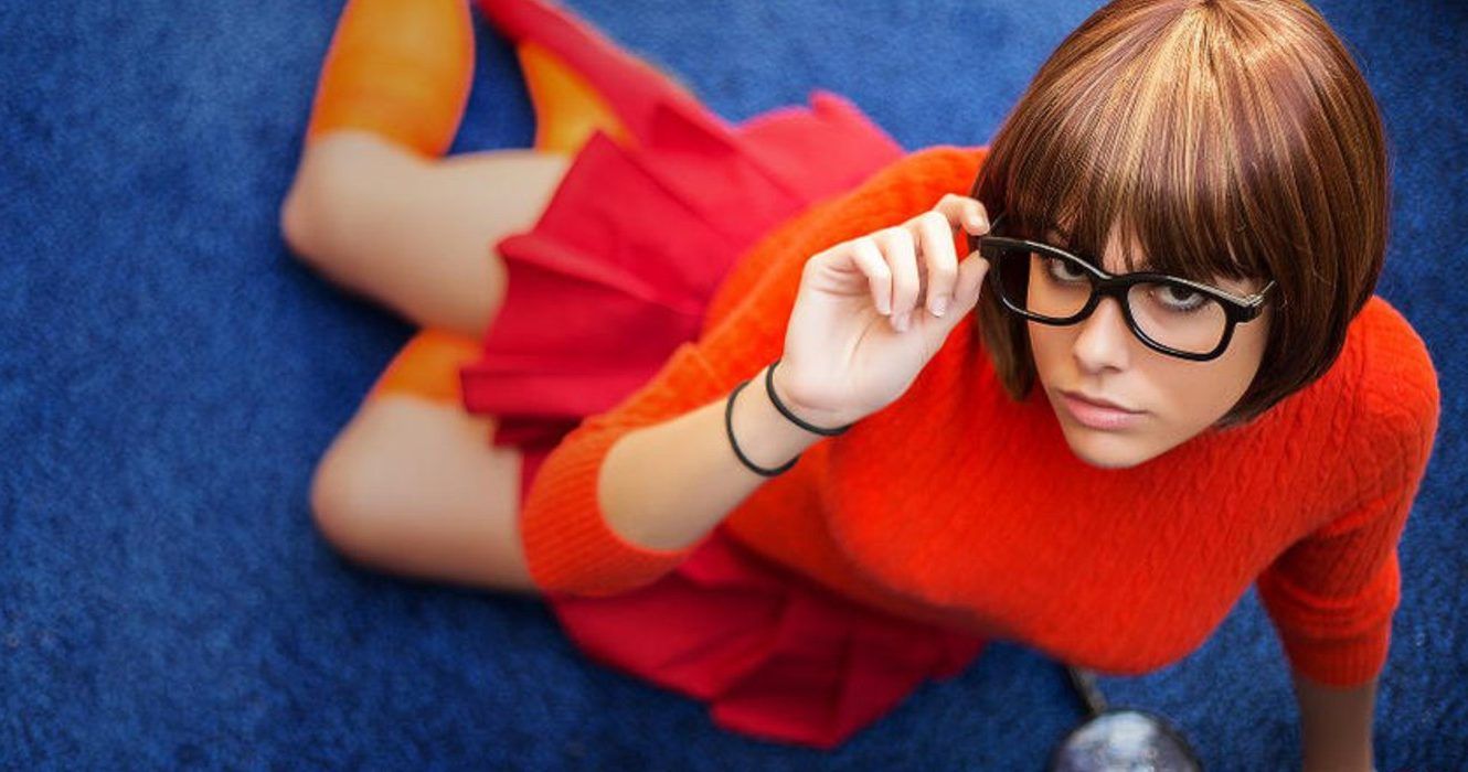 Scooby-Doo cosplayer raises the heat with a spot-on Velma makeover