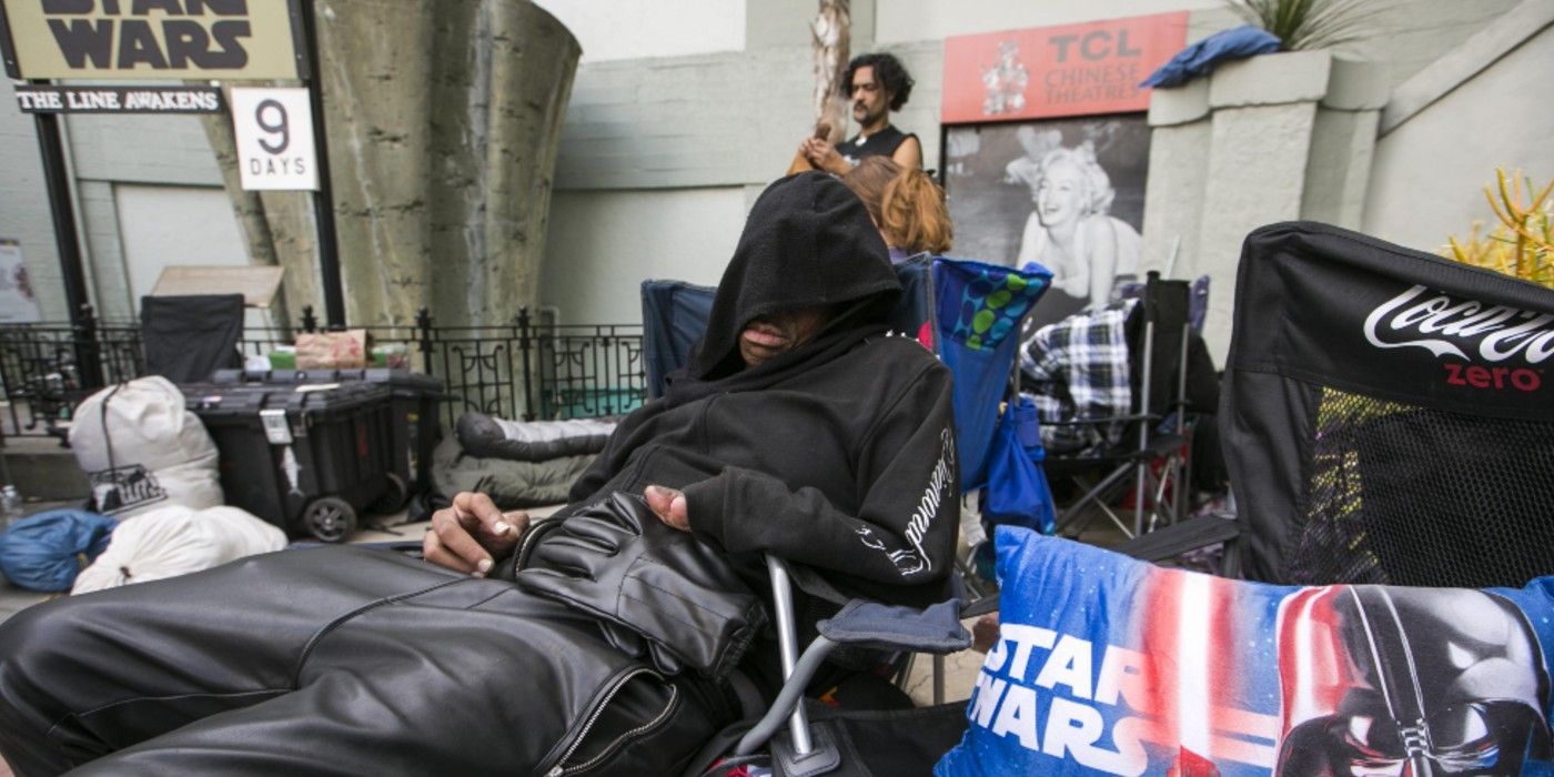 star-wars-fan-sleeping-in-line