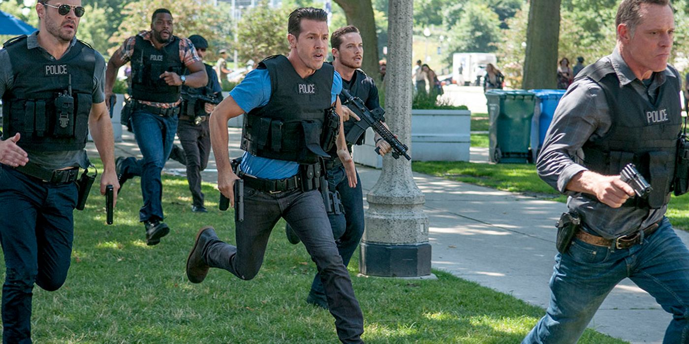 The Intelligencers officers chase a criminal in Chicago PD