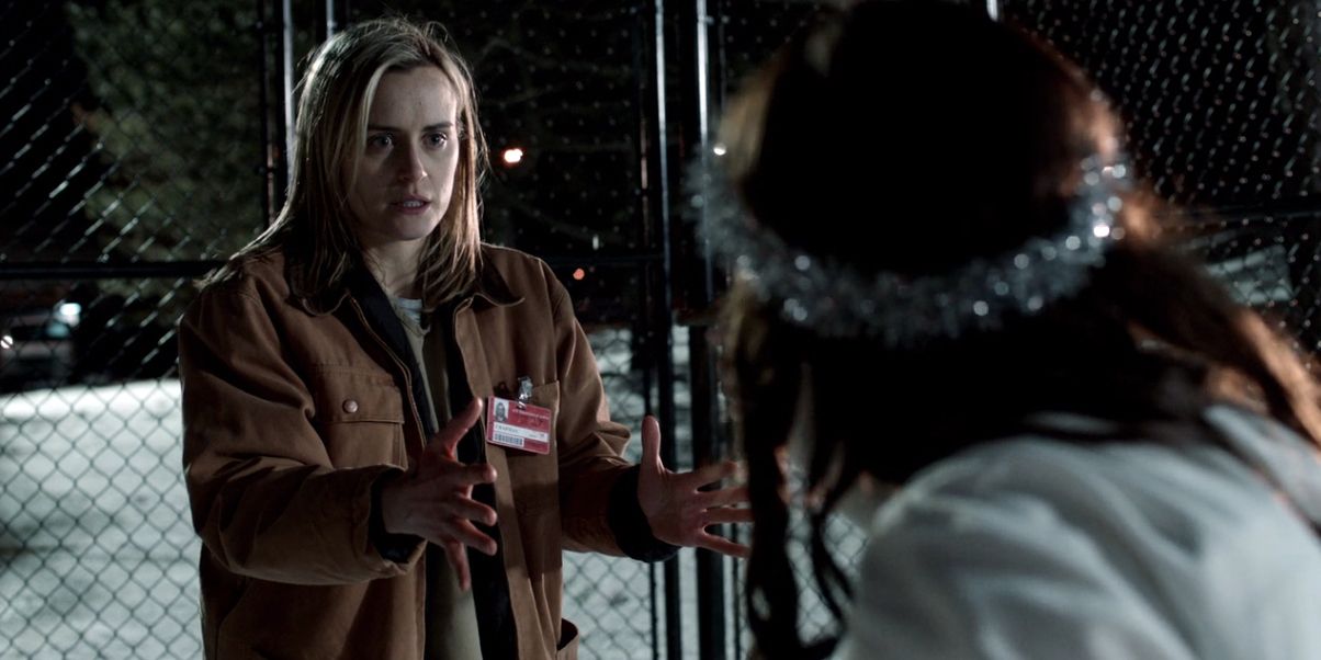 Taylor Schilling talking to Taryn Manning on Orange is the New Black.