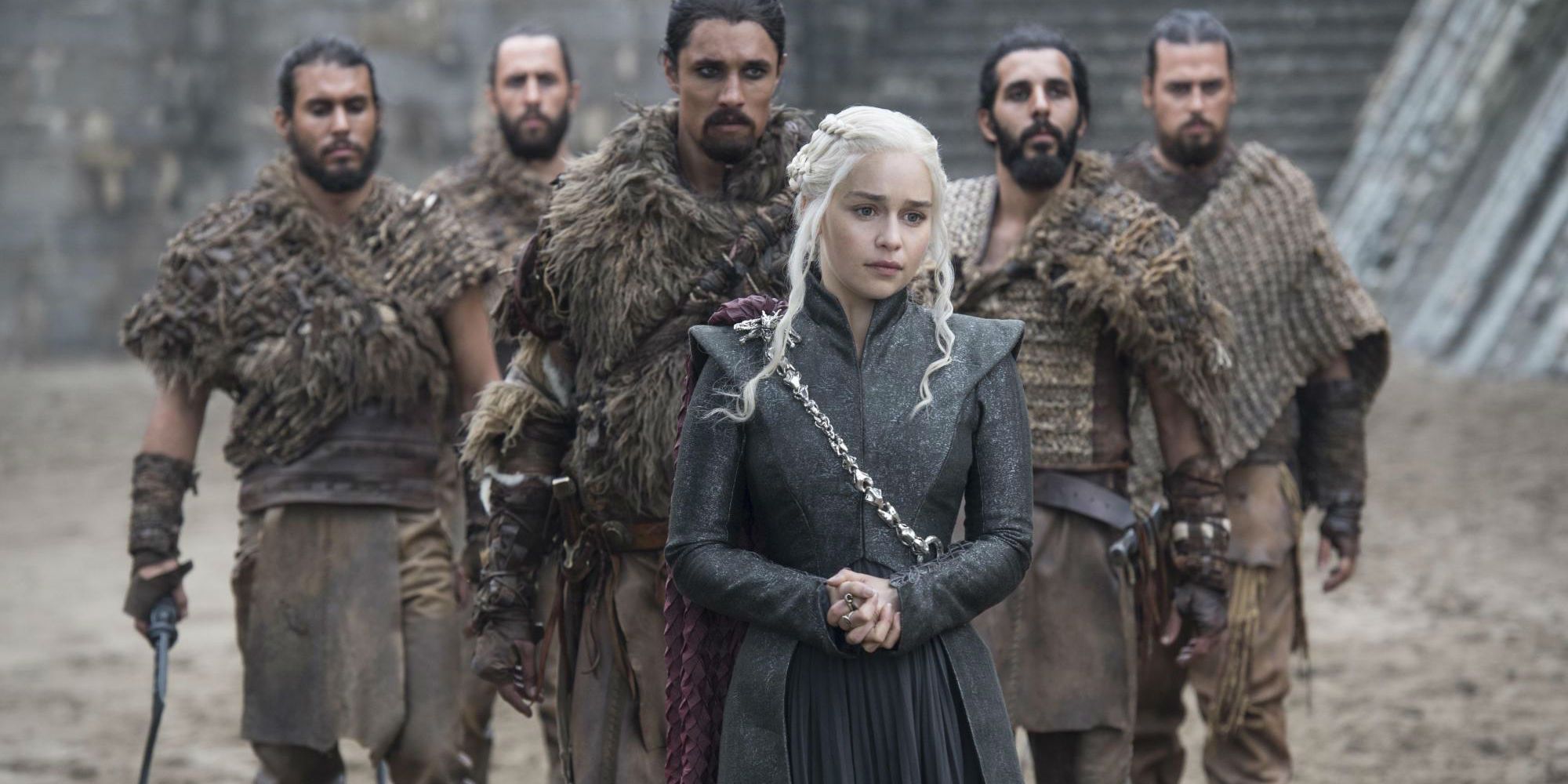 Daenerys com os Dothraki atrás dela em Game of Thrones.