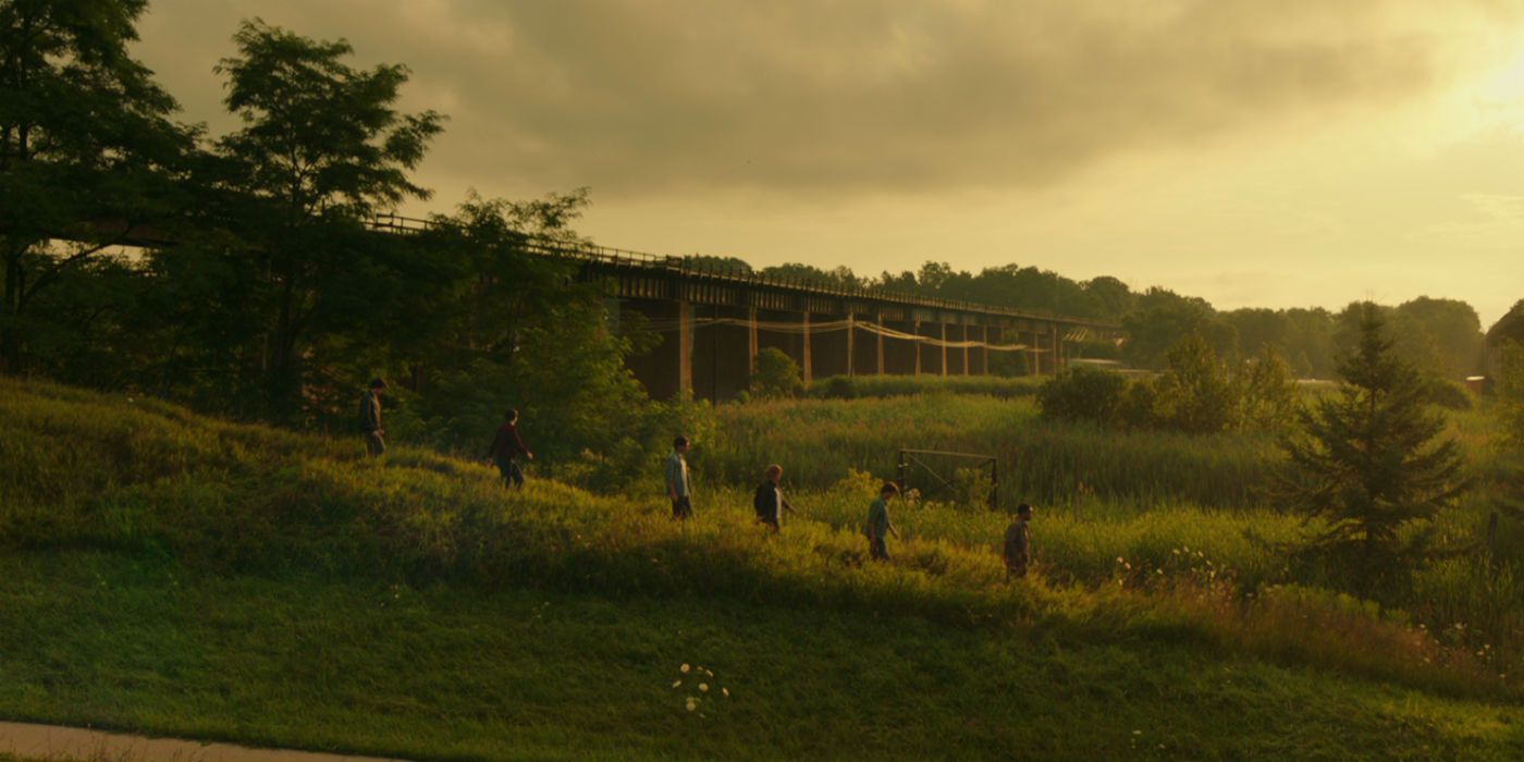 The adult Losers Club walking through the fields of Derry, Maine in IT: Chapter Two (2019)