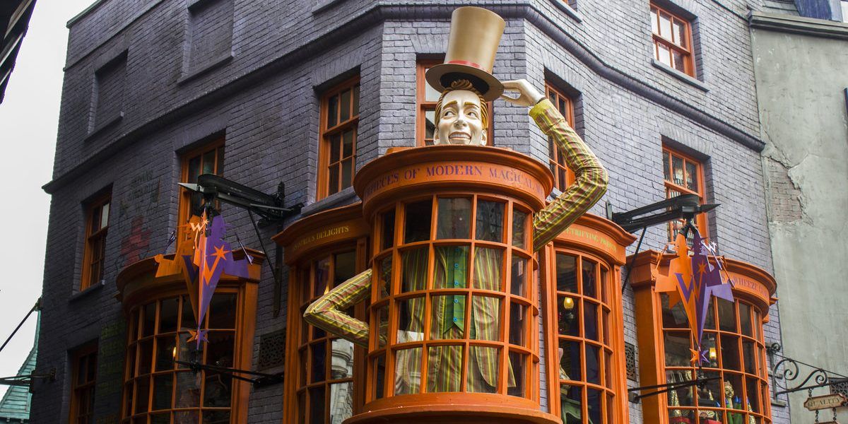 O edifício Wizard Wheezes de Weasley fica na esquina do Beco Diagonal, pintado em roxo brilhante e laranja