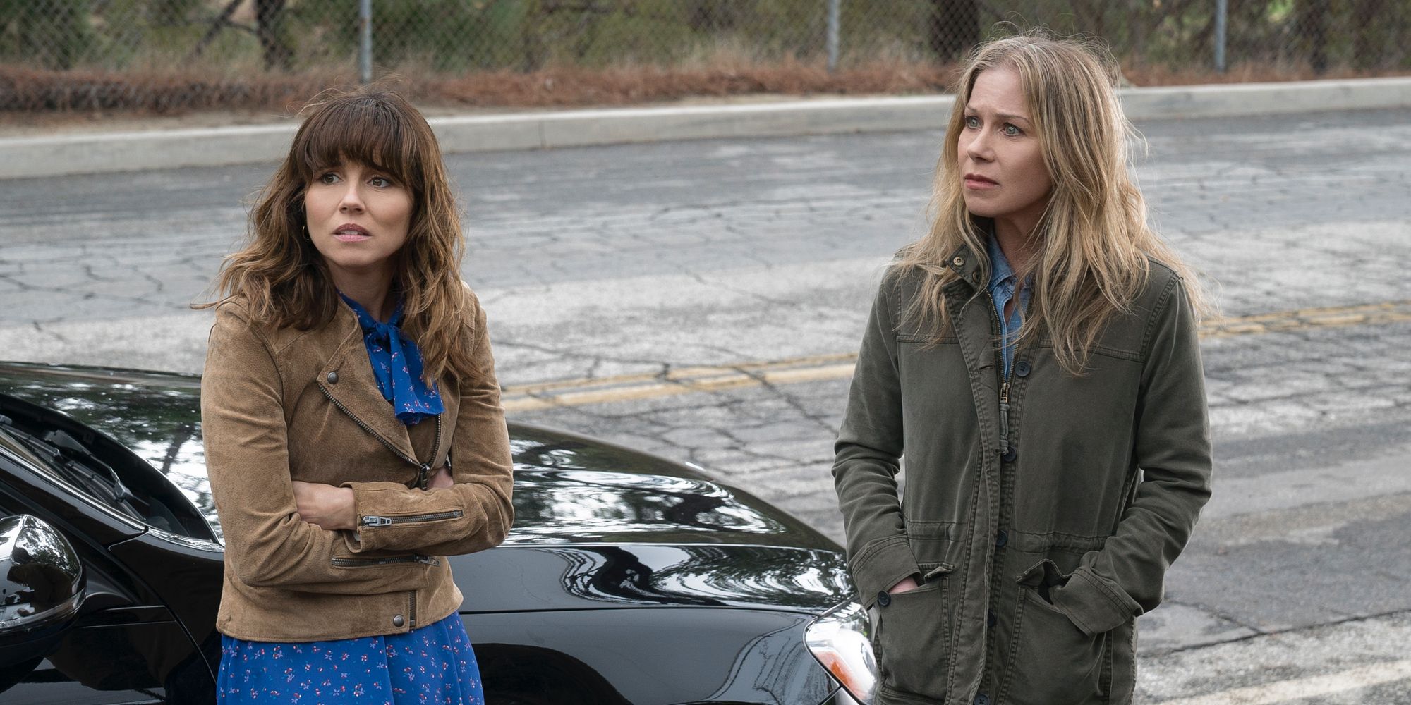 Linda Cardellini and Christina Applegate in Dead To Me Netflix