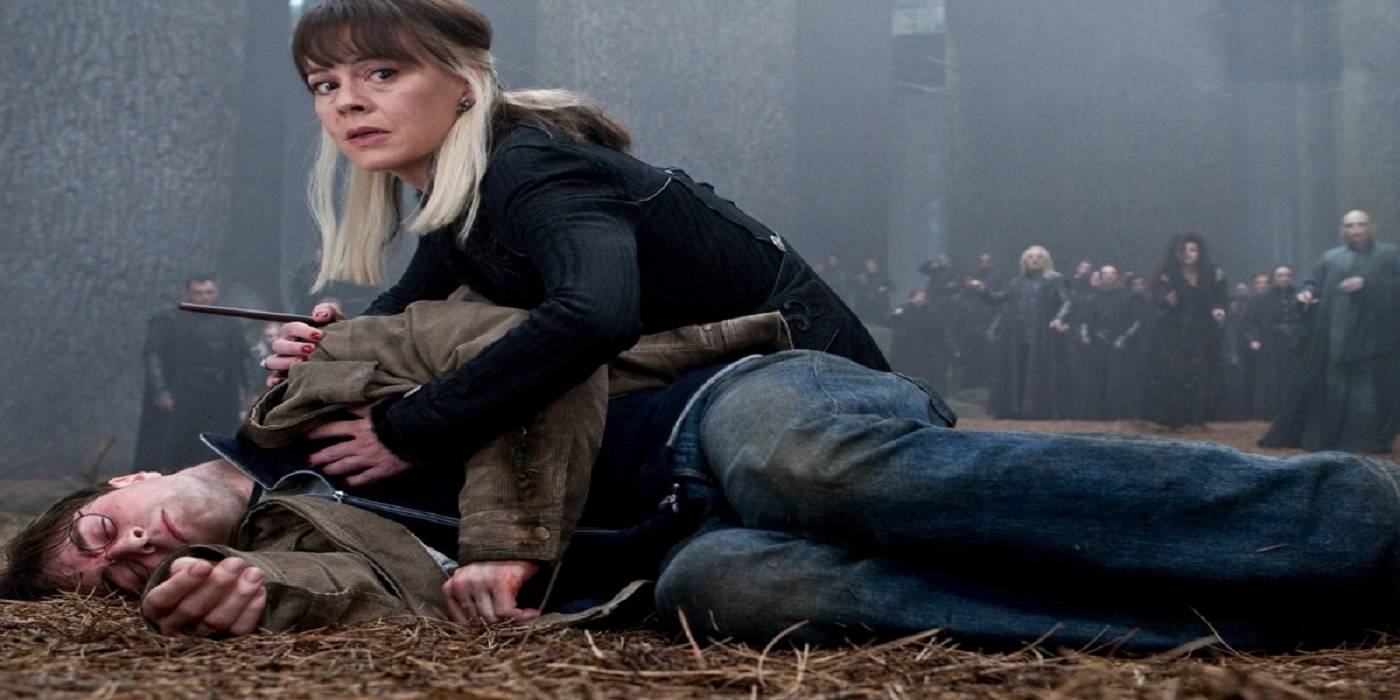 Narcissa Malfoy ajoelhada ao lado de Harry Potter em Relíquias da Morte Parte 2