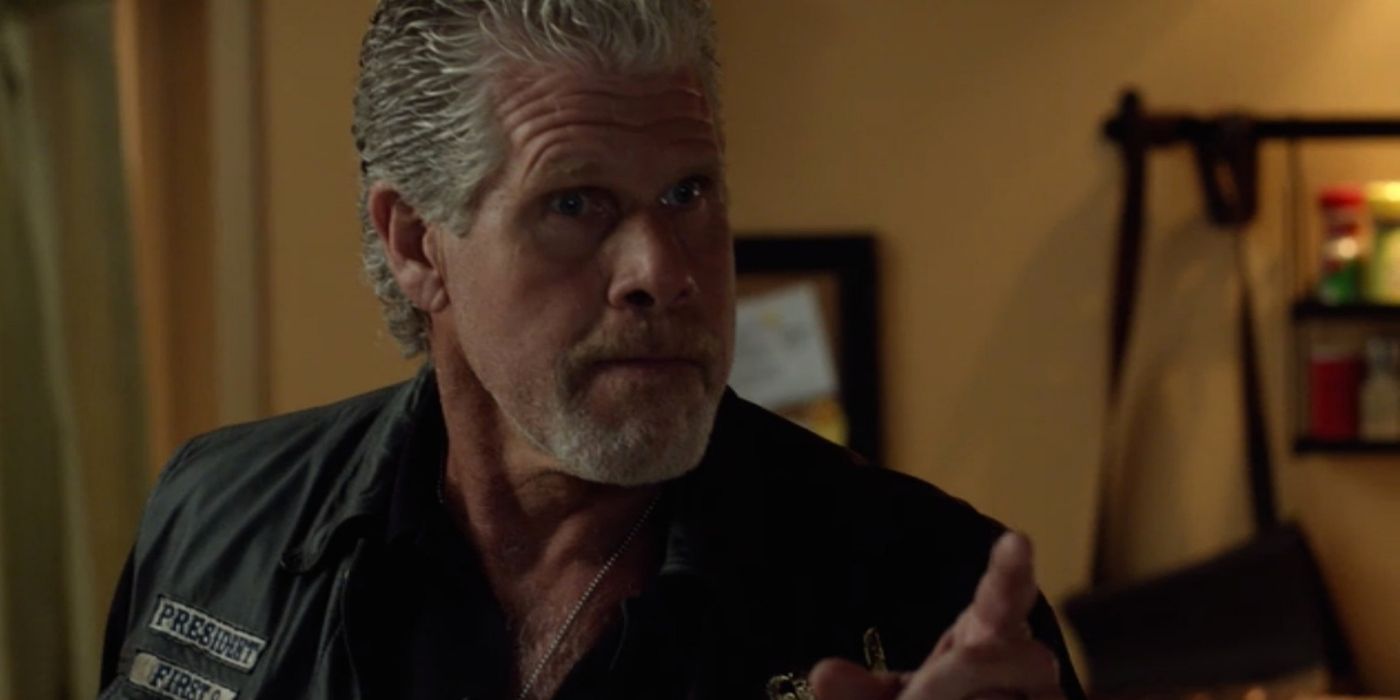 Sons of Anarchy - Clay Morrow pointing