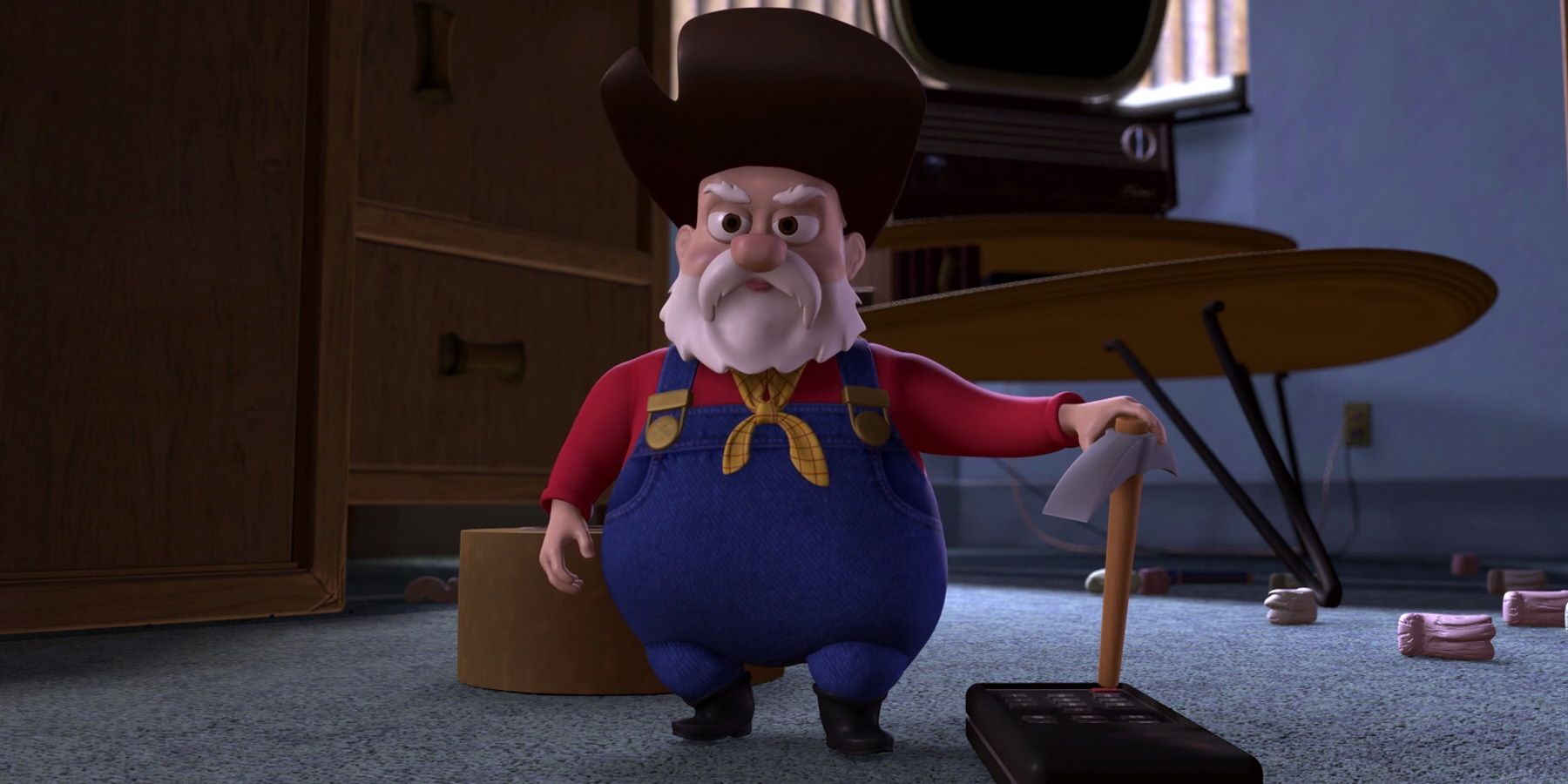 Stinky Pete parecendo bravo, desligando a TV em Toy Story 2