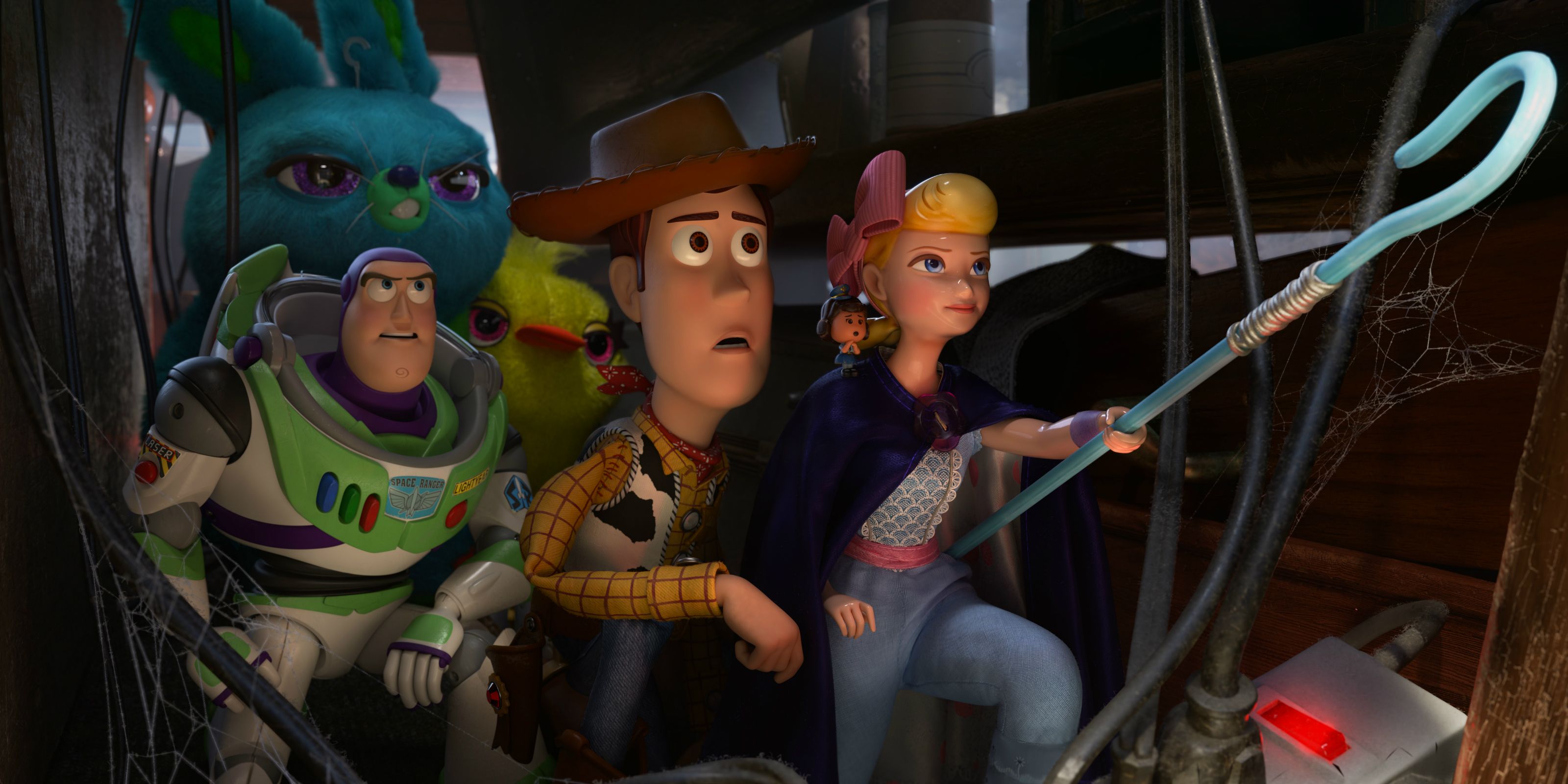 Woody y Bo Peep liderando los juguetes en Toy Story 4 (2019)