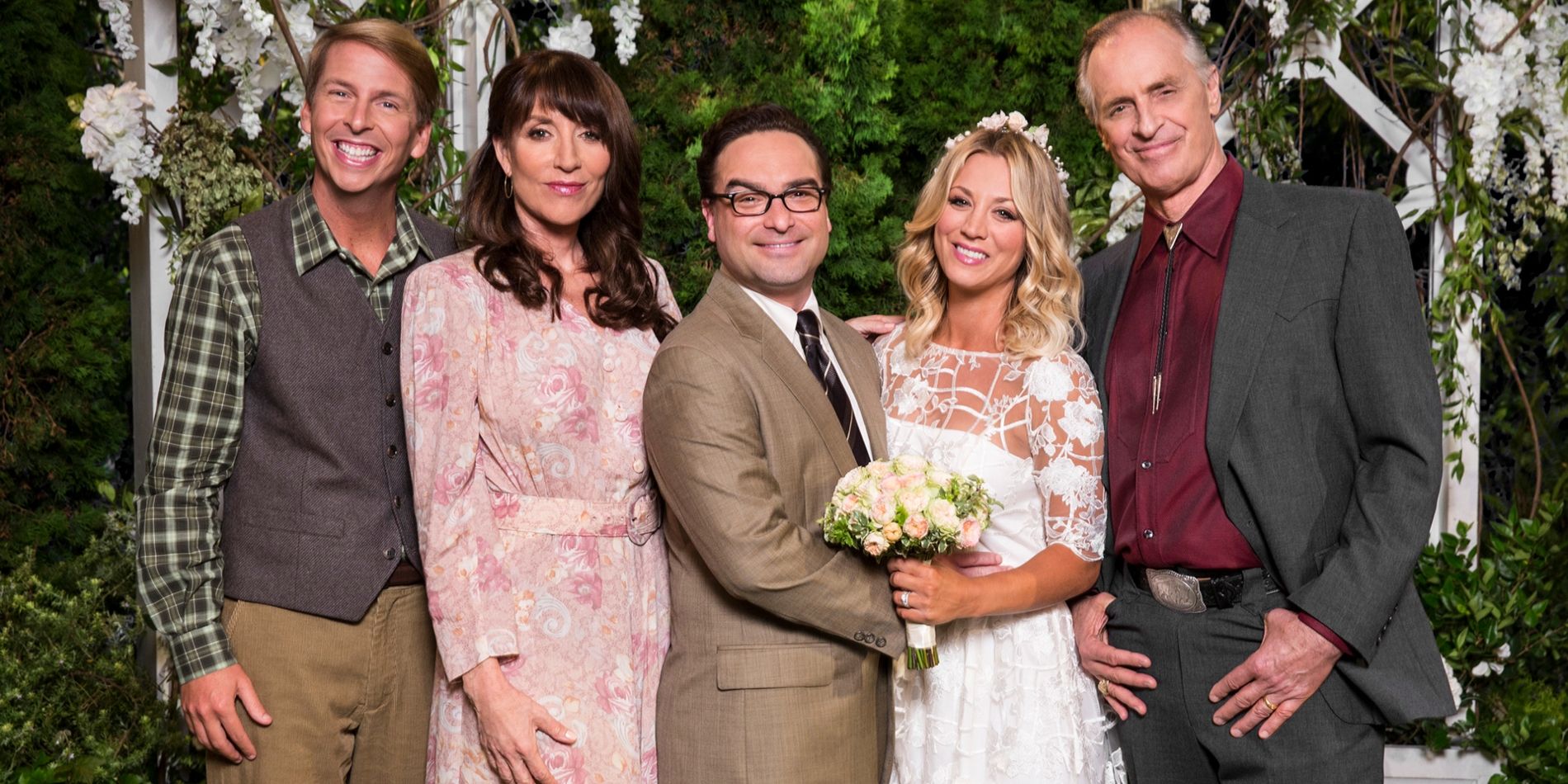 Foto de casamento de Leonard e Penny com sua família no TBBT