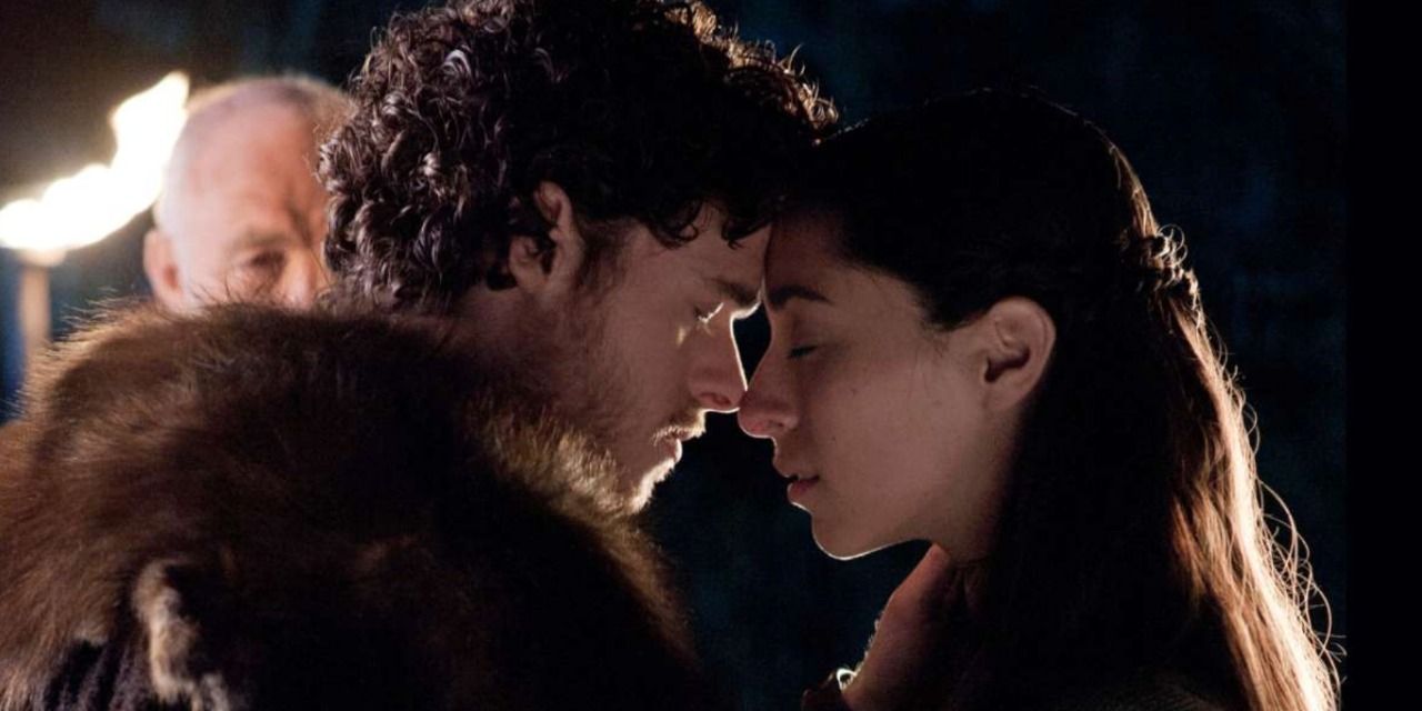 Robb Stark and Talisa Maegyr touch their foreheads together in Game of Thrones