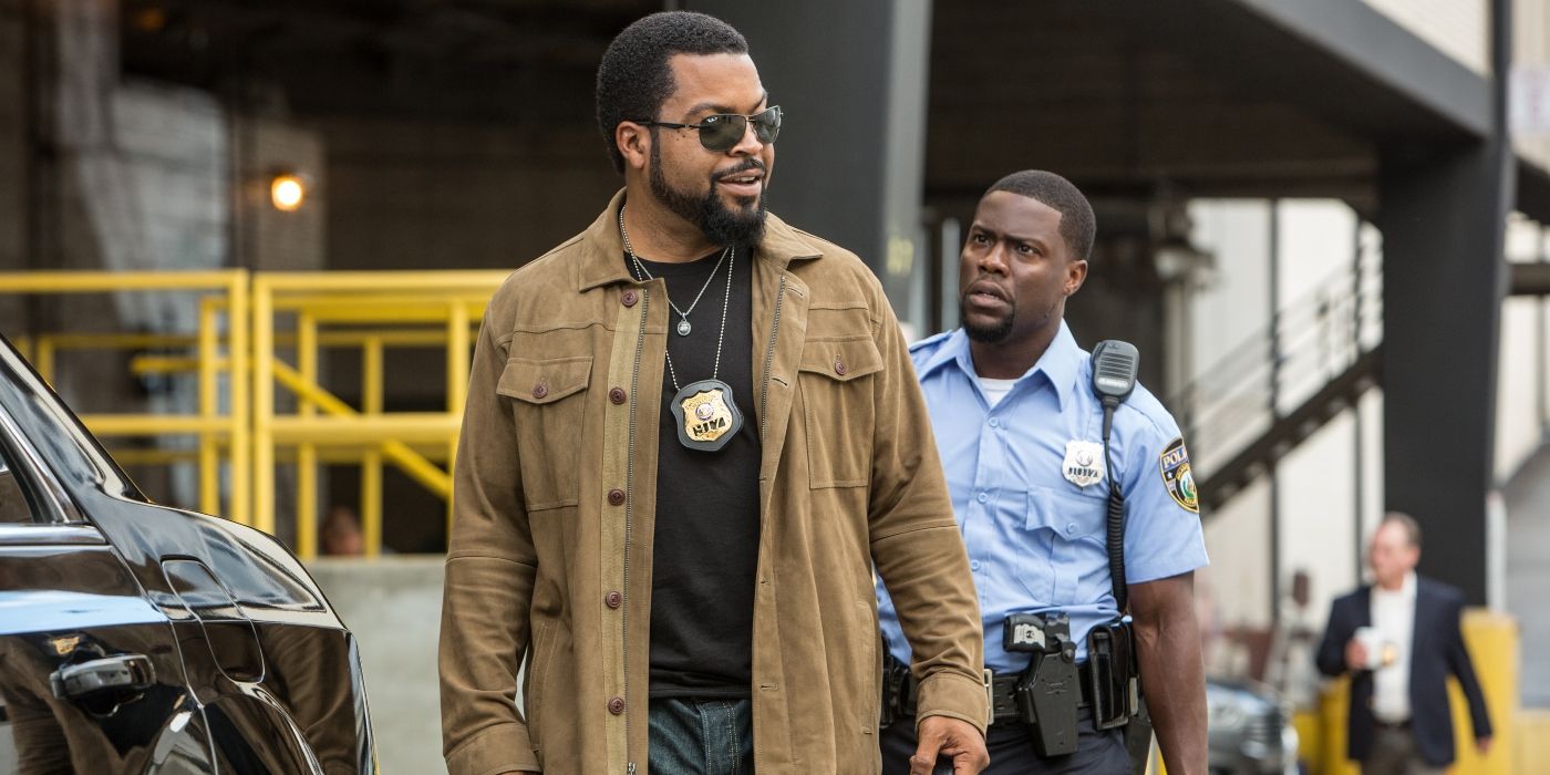 Ice Cube مع شارة الشرطة حول رقبته وكيفن هارت في زي الشرطة في Ride Along