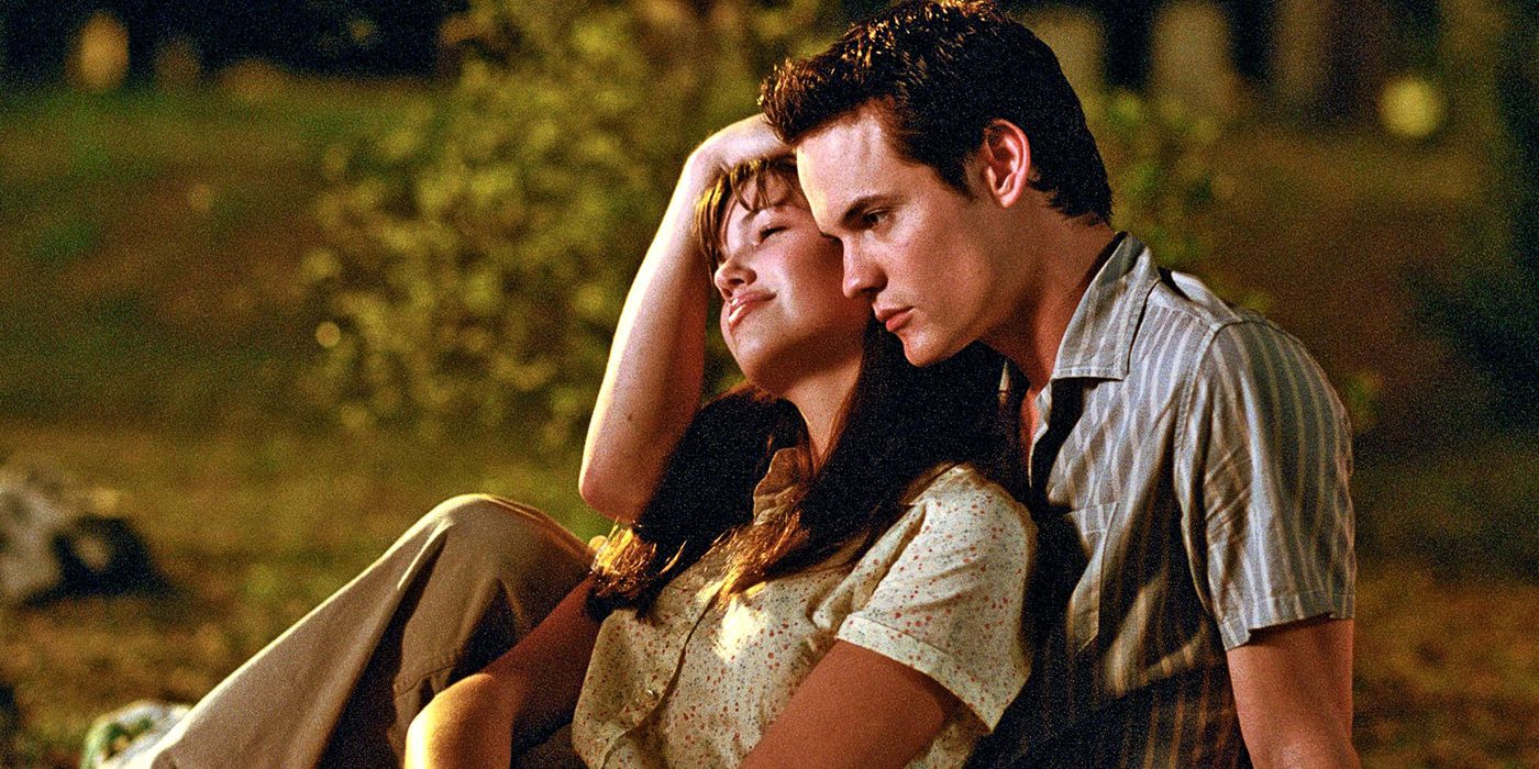 Mandy Moore and Shane West sitting together in A Walk To Remember